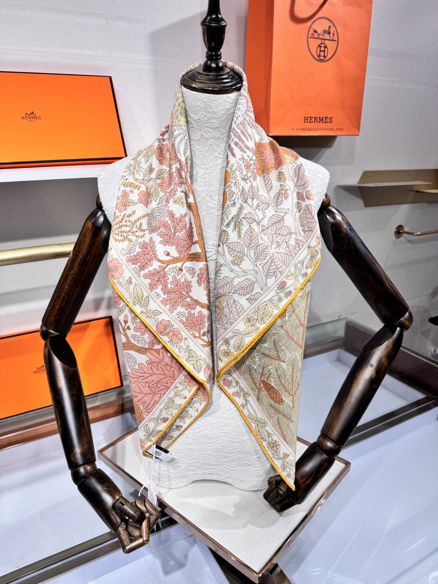 💟2025年终于等到!“于月神之怀”把森林童话戴上救命!这条“于月神之怀”丝羊绒的细节，我能盯着看一整天