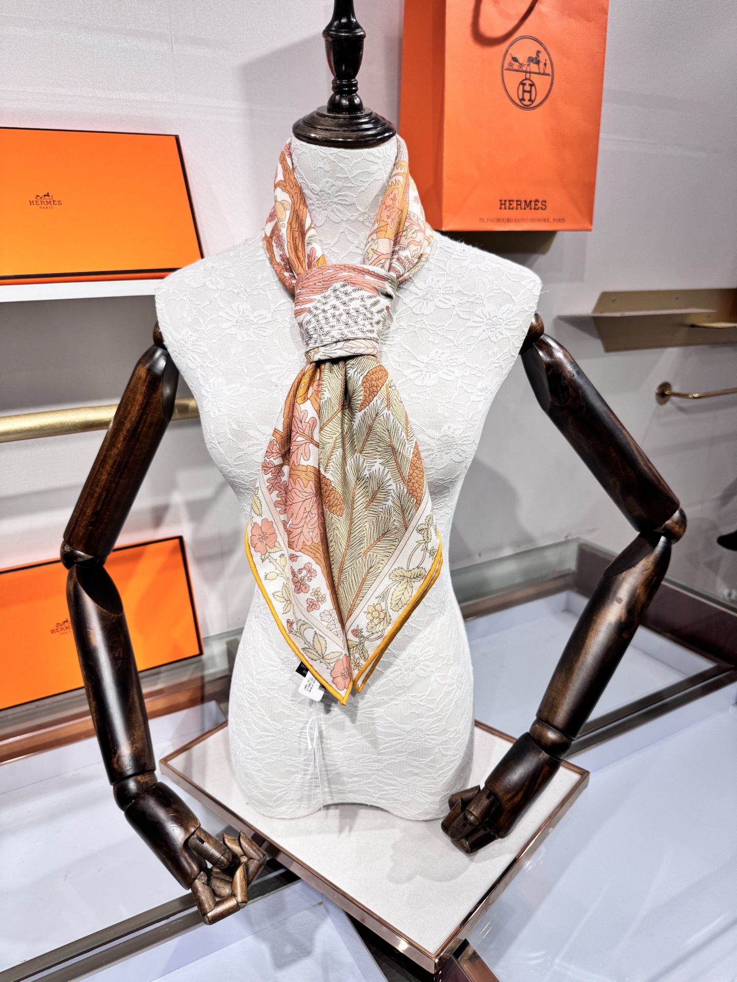 💟2025年终于等到!“于月神之怀”把森林童话戴上救命!这条“于月神之怀”丝羊绒的细节，我能盯着看一整天