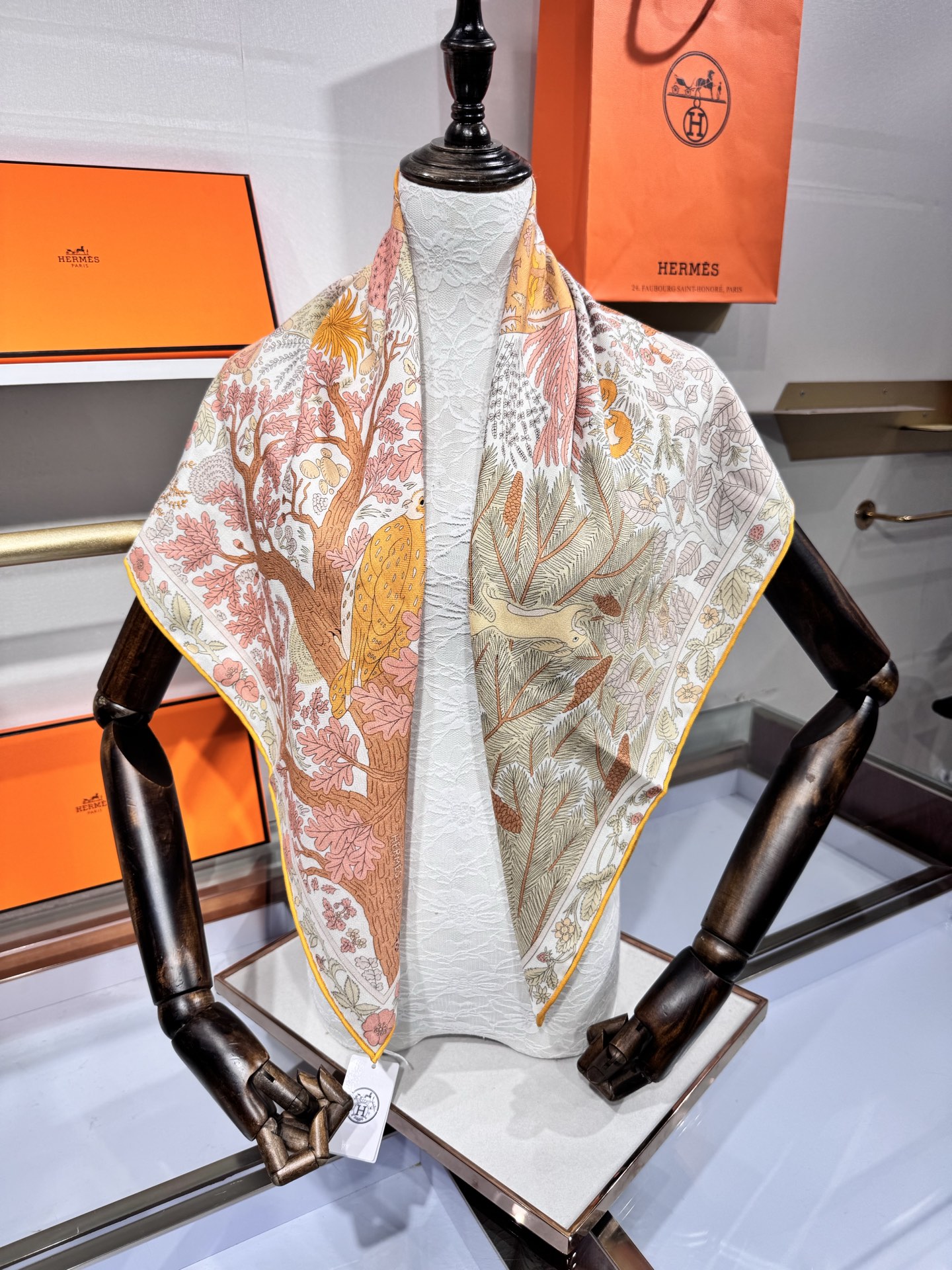 💟2025年终于等到!“于月神之怀”把森林童话戴上救命!这条“于月神之怀”丝羊绒的细节，我能盯着看一整天