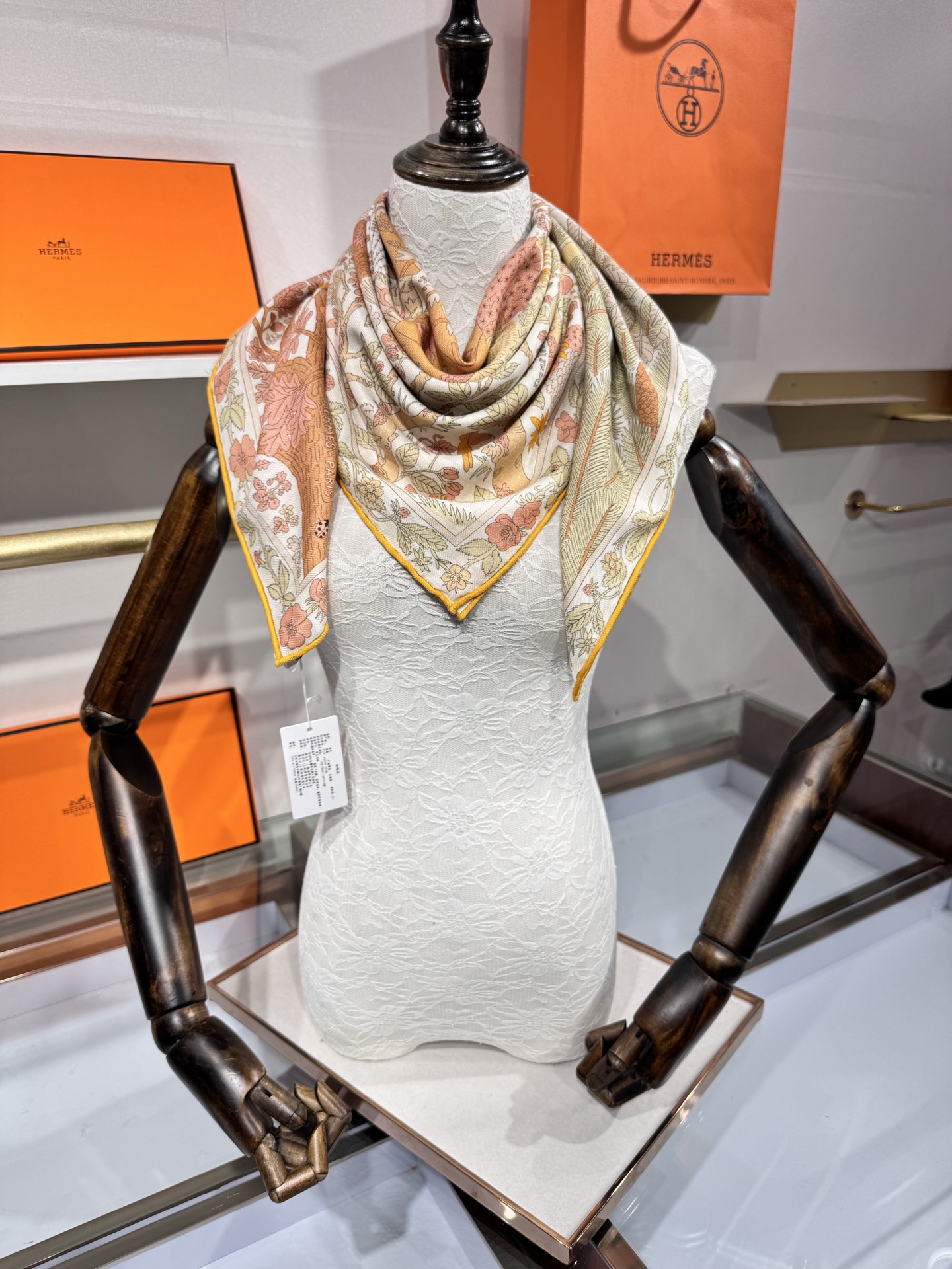 💟2025年终于等到!“于月神之怀”把森林童话戴上救命!这条“于月神之怀”丝羊绒的细节，我能盯着看一整天