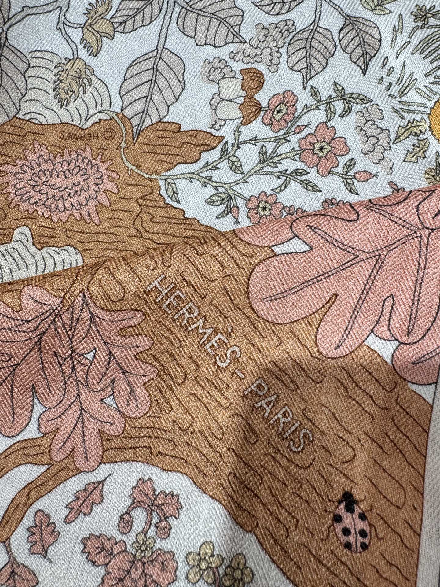 💟2025年终于等到!“于月神之怀”把森林童话戴上救命!这条“于月神之怀”丝羊绒的细节，我能盯着看一整天