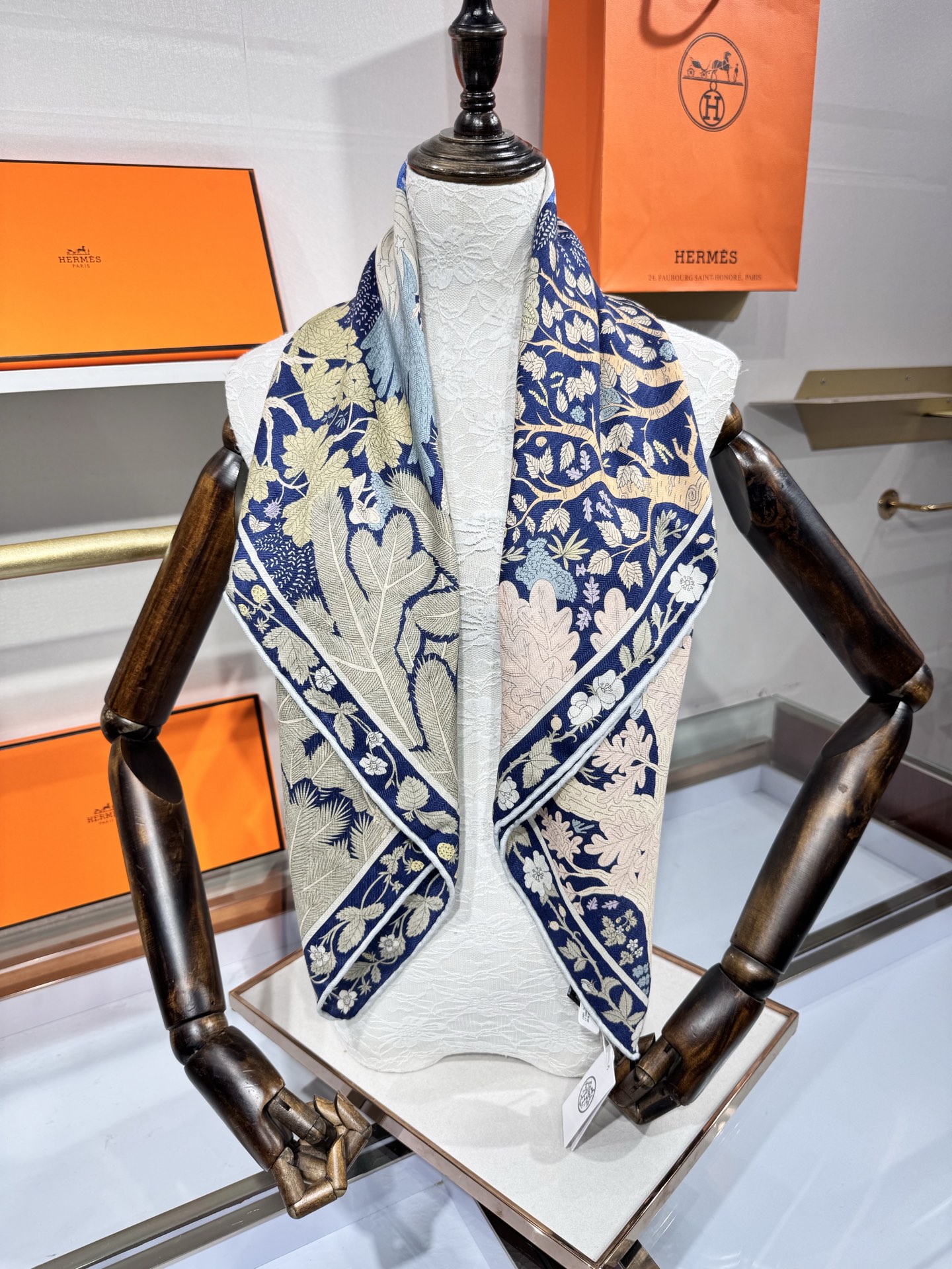 💟2025年终于等到!“于月神之怀”把森林童话戴上救命!这条“于月神之怀”丝羊绒的细节，我能盯着看一整天