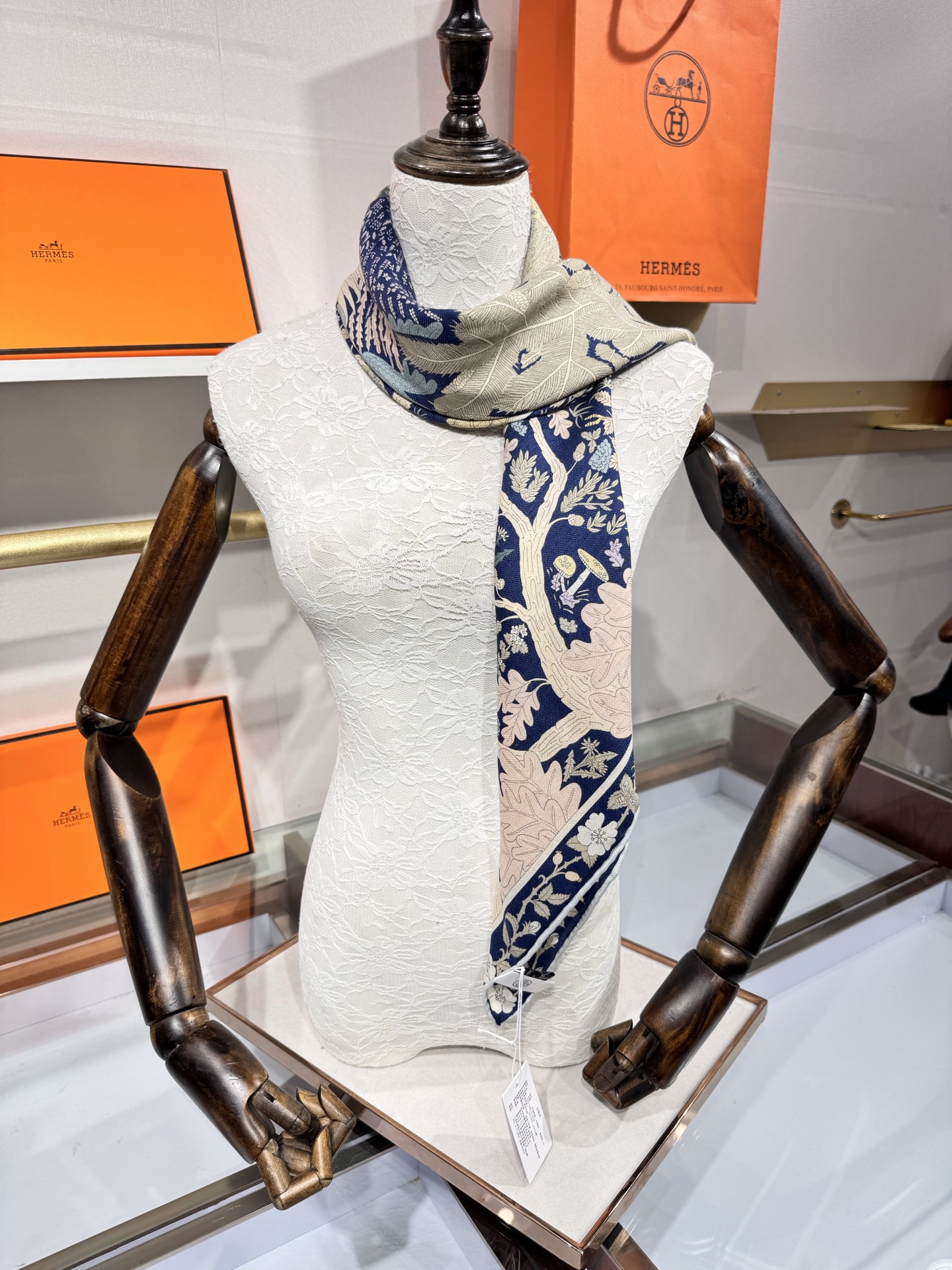 💟2025年终于等到!“于月神之怀”把森林童话戴上救命!这条“于月神之怀”丝羊绒的细节，我能盯着看一整天