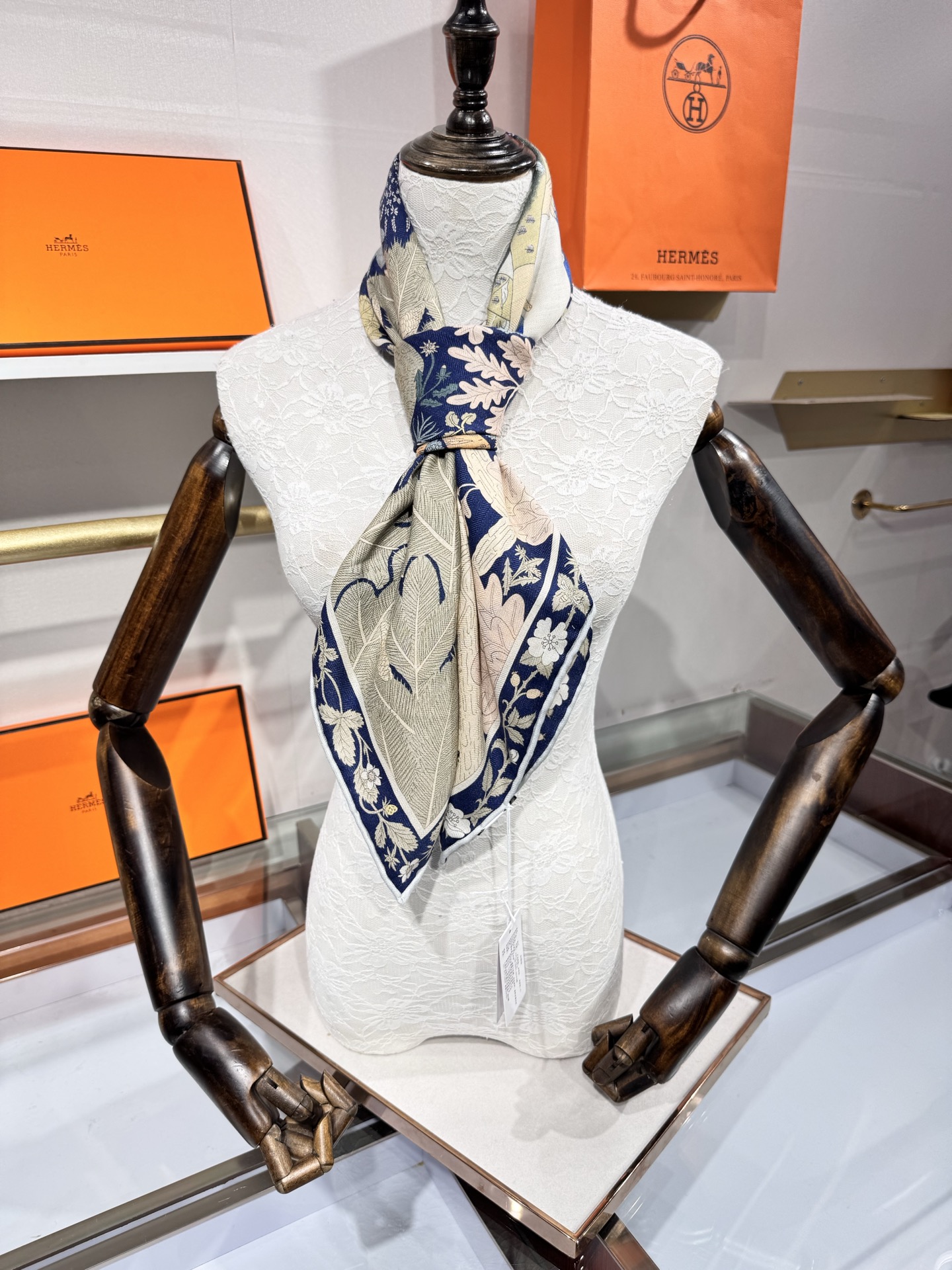 💟2025年终于等到!“于月神之怀”把森林童话戴上救命!这条“于月神之怀”丝羊绒的细节，我能盯着看一整天