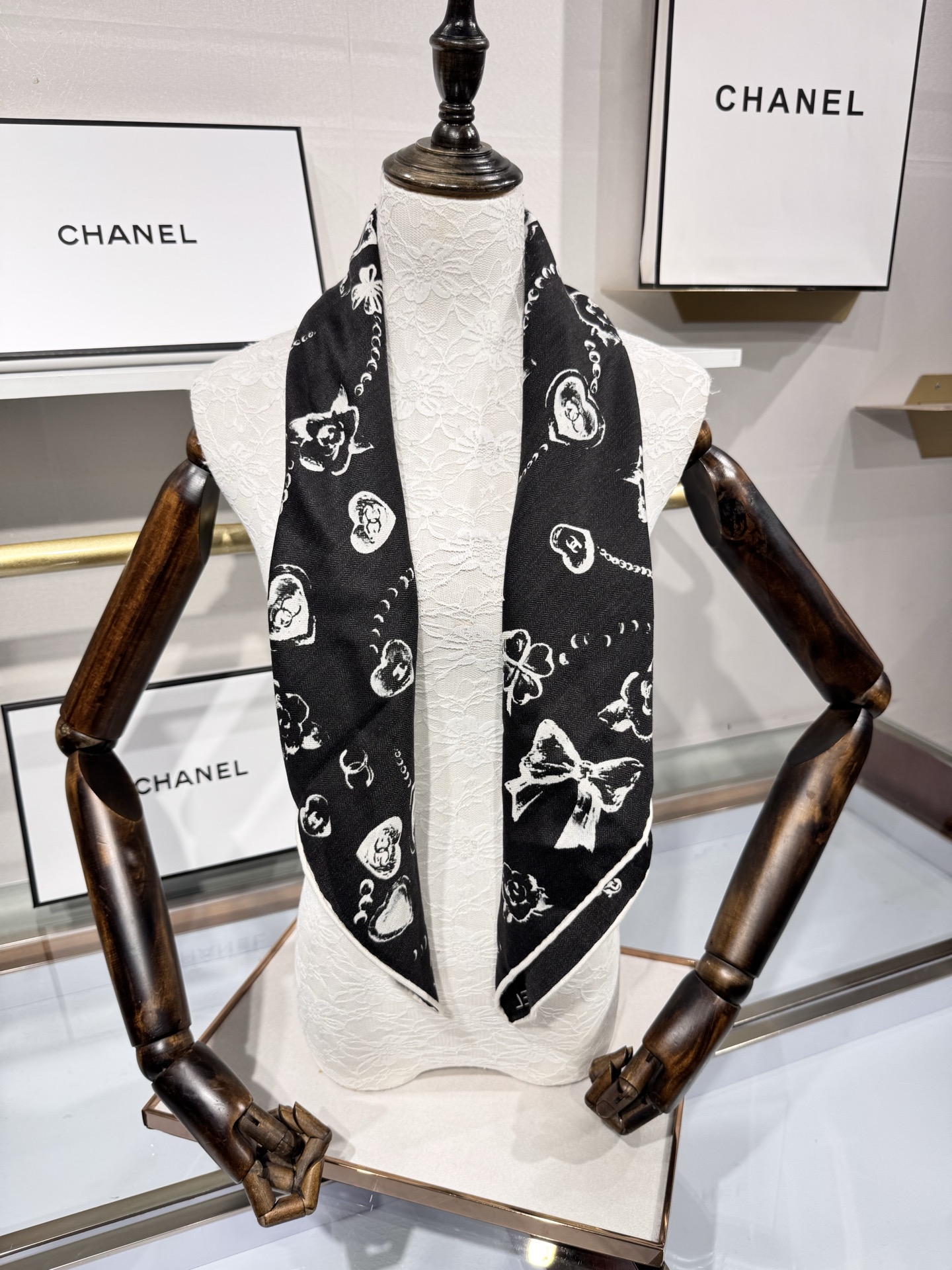 💟Chanel ~25秋冬新品～【爱心珍珠四叶草】【90双面丝绒披肩】手工卷边丝绒方巾（30%桑蚕丝70