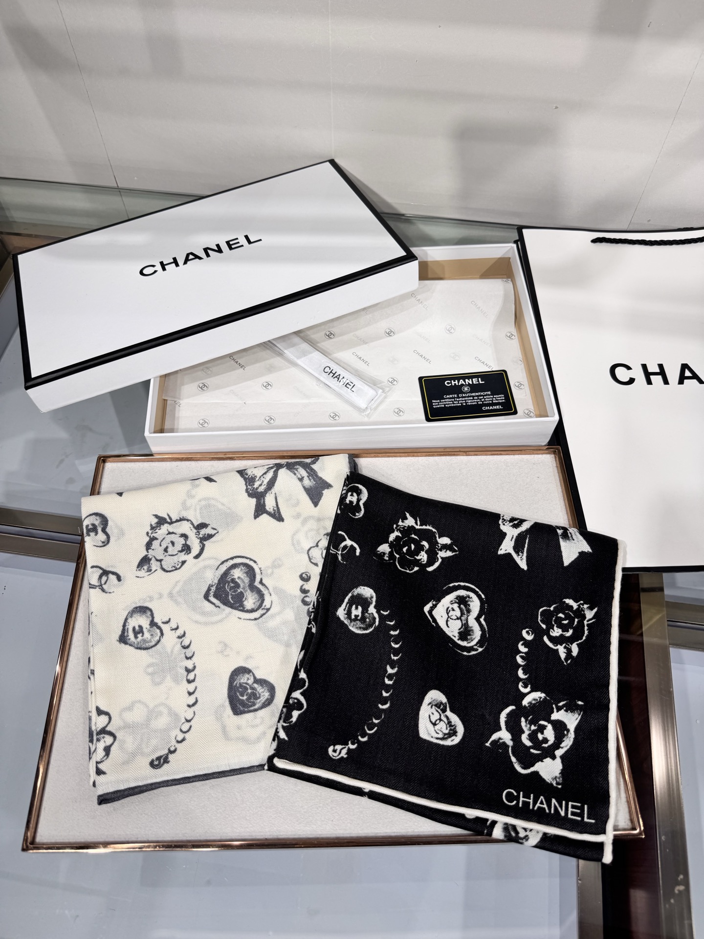 💟Chanel ~25秋冬新品～【爱心珍珠四叶草】【90双面丝绒披肩】手工卷边丝绒方巾（30%桑蚕丝70