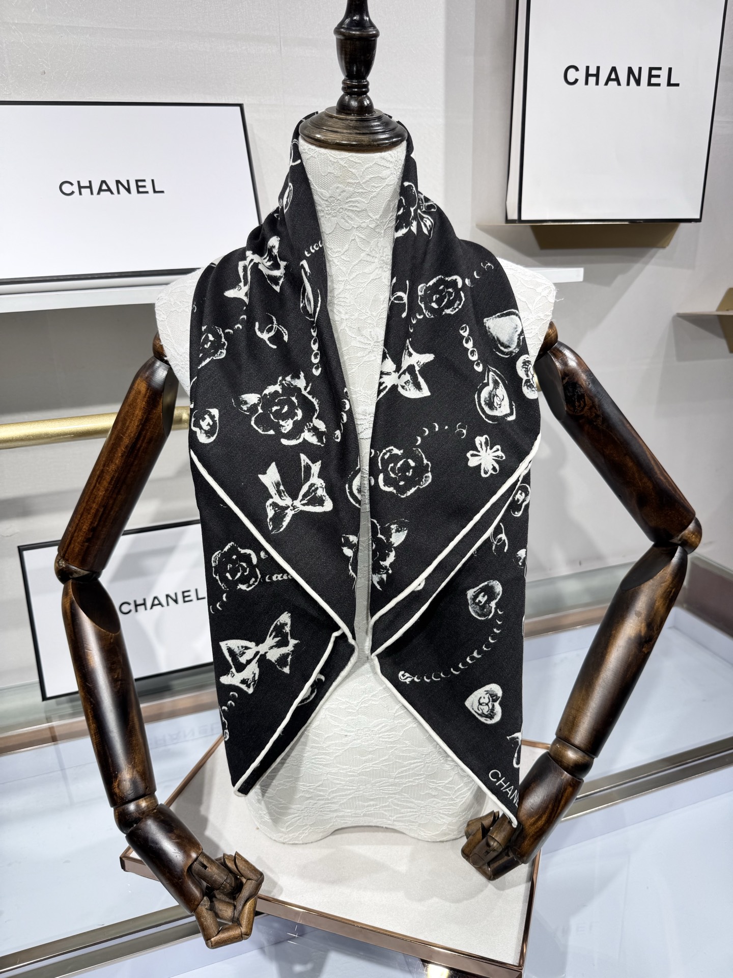 💟Chanel ~25秋冬新品～【爱心珍珠四叶草】【90双面丝绒披肩】手工卷边丝绒方巾（30%桑蚕丝70