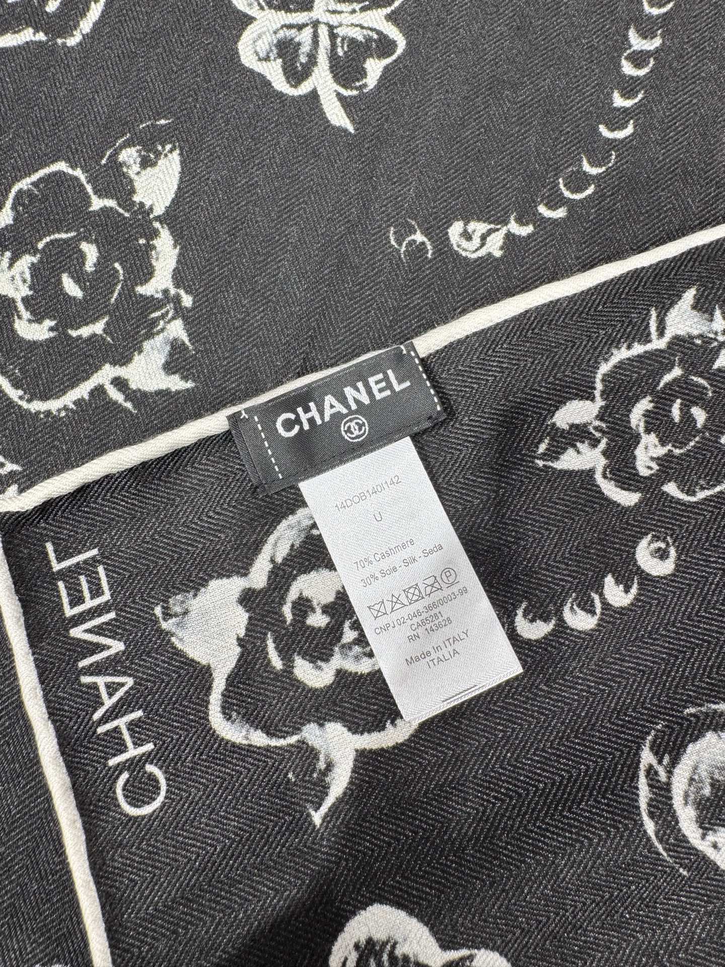 💟Chanel ~25秋冬新品～【爱心珍珠四叶草】【90双面丝绒披肩】手工卷边丝绒方巾（30%桑蚕丝70