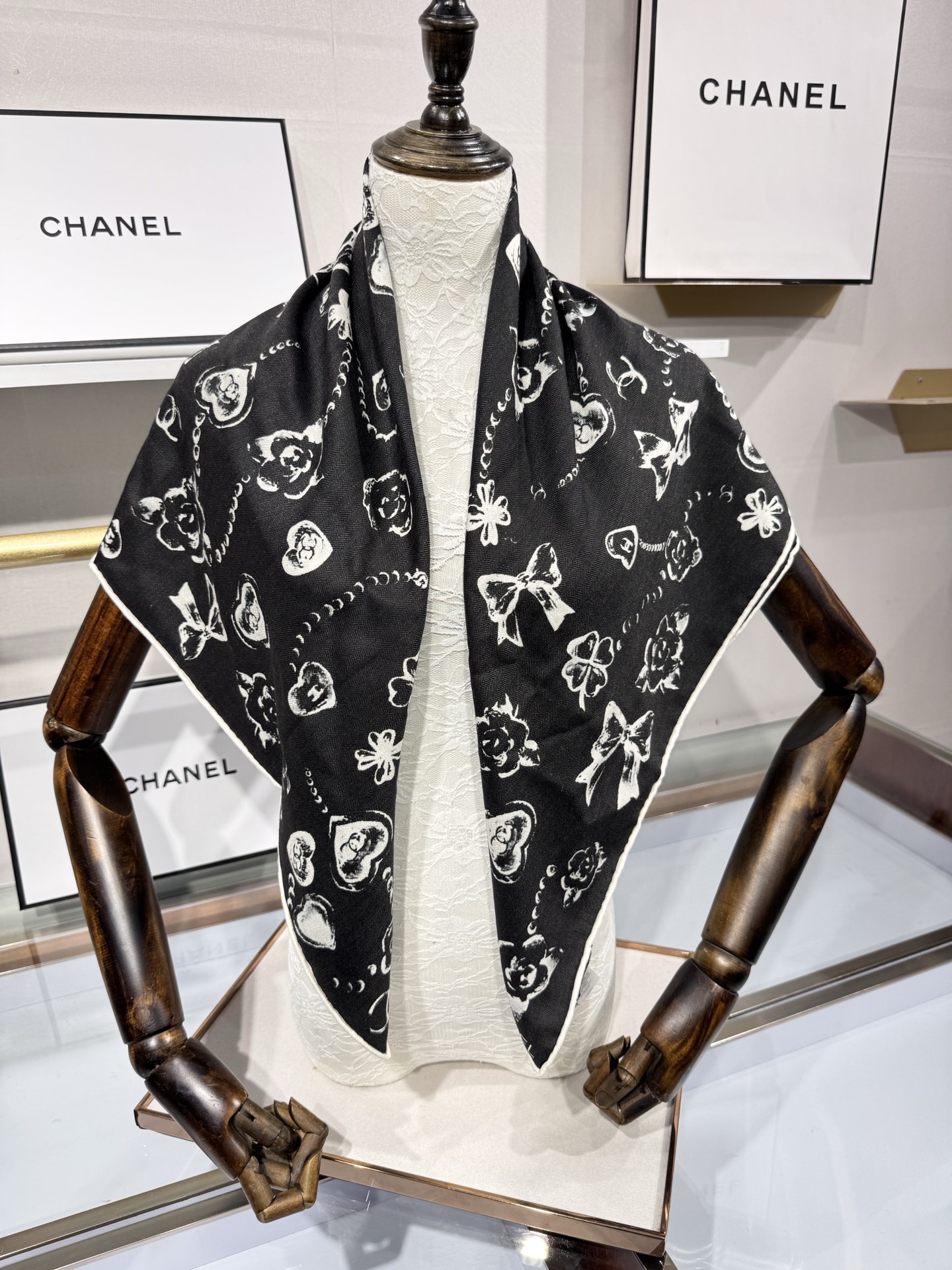 💟Chanel ~25秋冬新品～【爱心珍珠四叶草】【90双面丝绒披肩】手工卷边丝绒方巾（30%桑蚕丝70