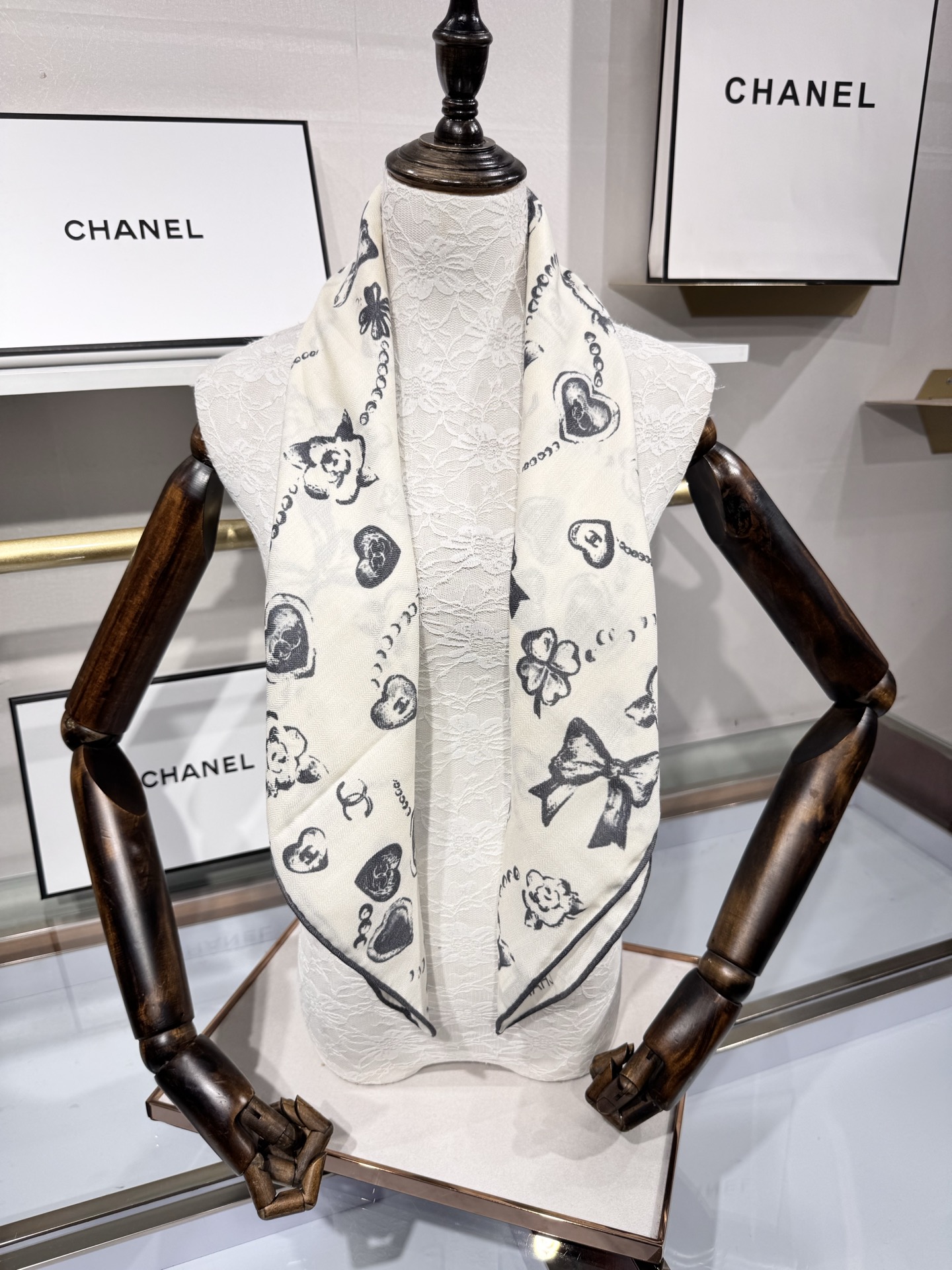 💟Chanel ~25秋冬新品～【爱心珍珠四叶草】【90双面丝绒披肩】手工卷边丝绒方巾（30%桑蚕丝70