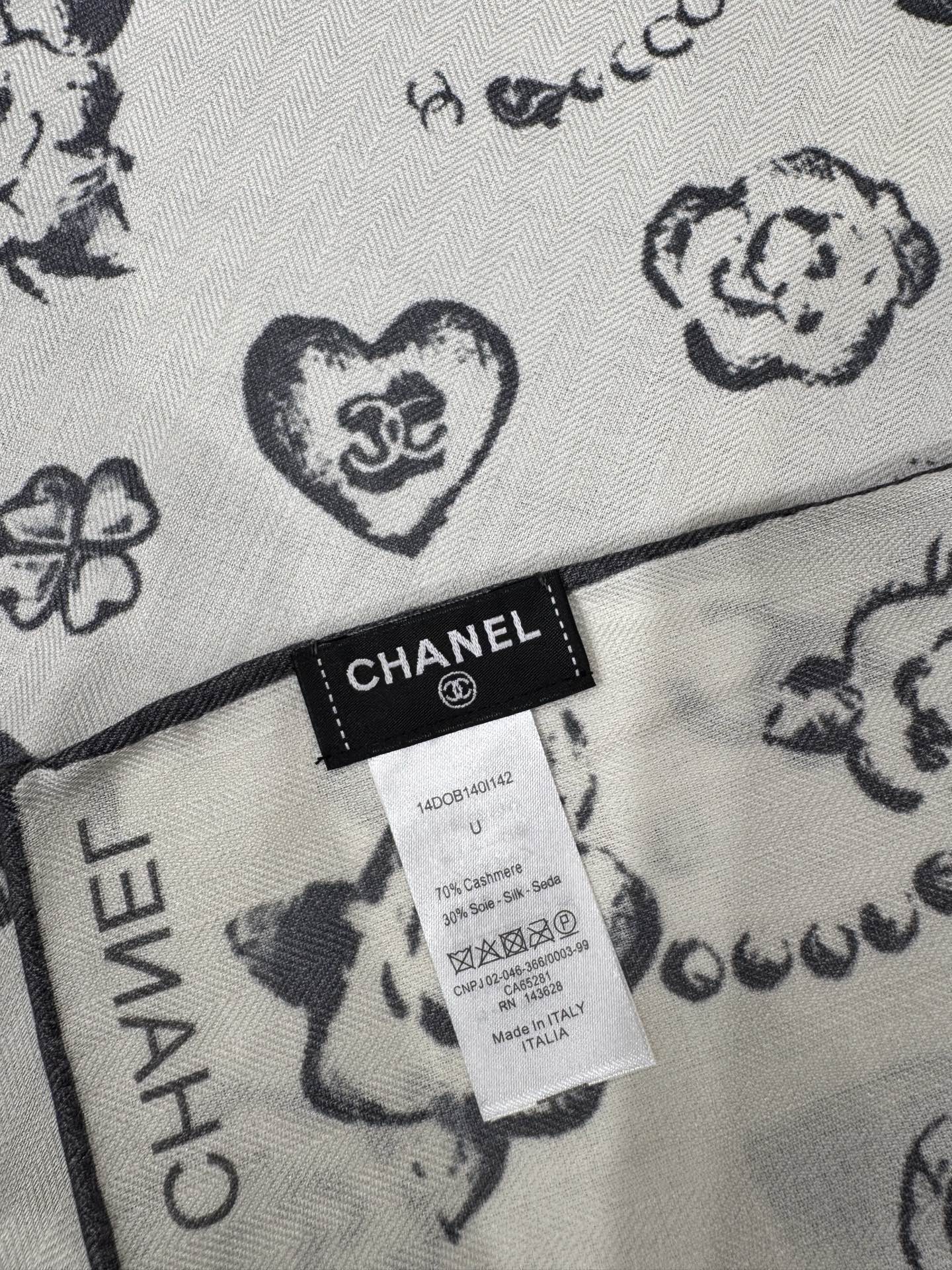💟Chanel ~25秋冬新品～【爱心珍珠四叶草】【90双面丝绒披肩】手工卷边丝绒方巾（30%桑蚕丝70