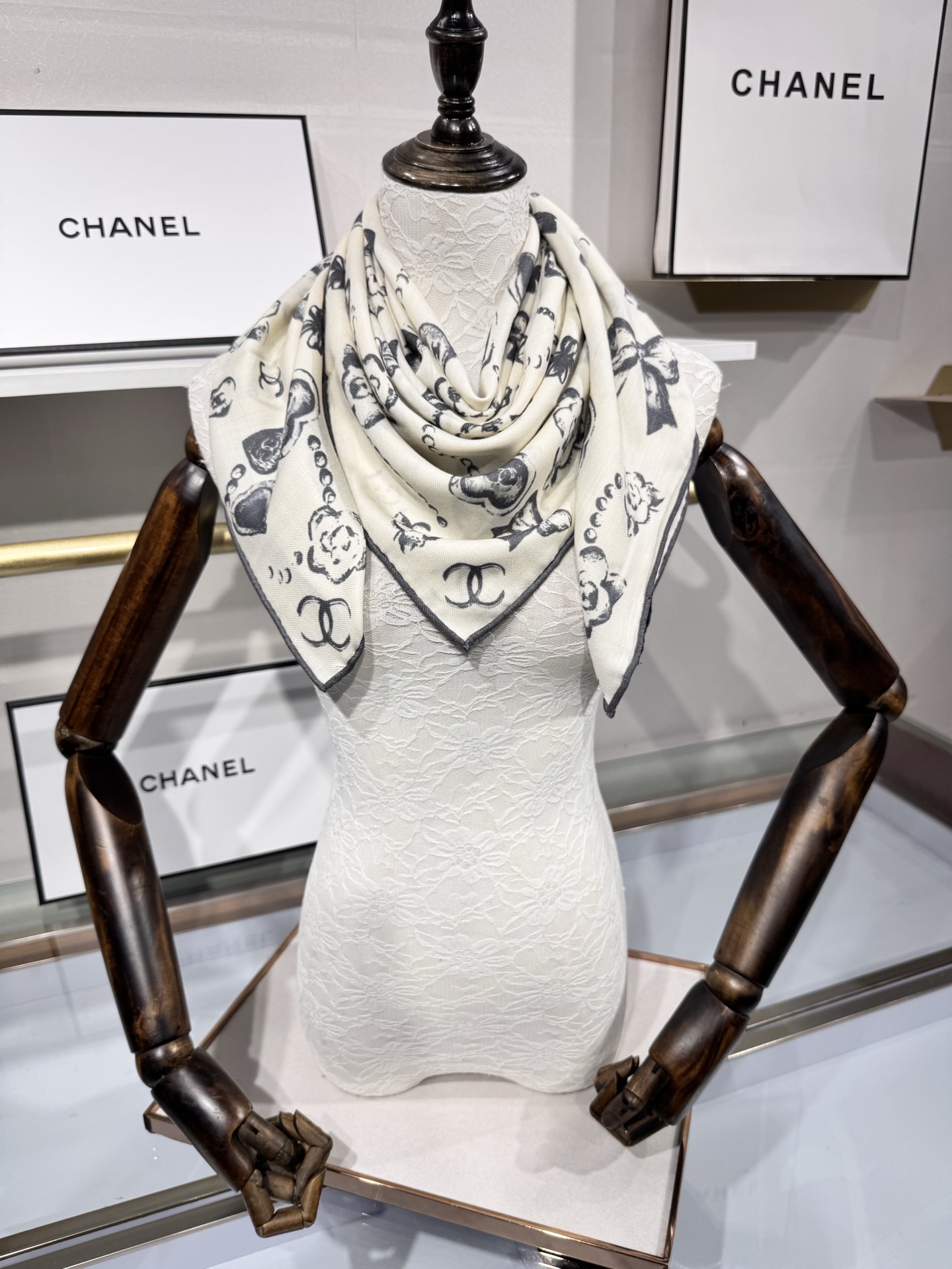 💟Chanel ~25秋冬新品～【爱心珍珠四叶草】【90双面丝绒披肩】手工卷边丝绒方巾（30%桑蚕丝70