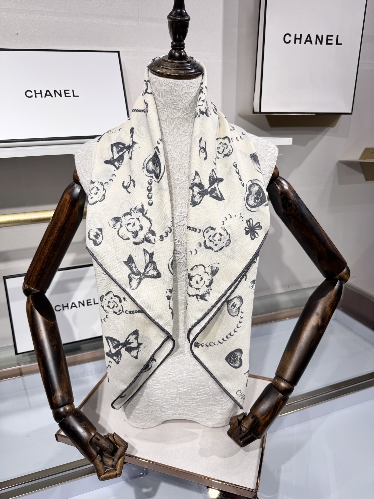 💟Chanel ~25秋冬新品～【爱心珍珠四叶草】【90双面丝绒披肩】手工卷边丝绒方巾（30%桑蚕丝70