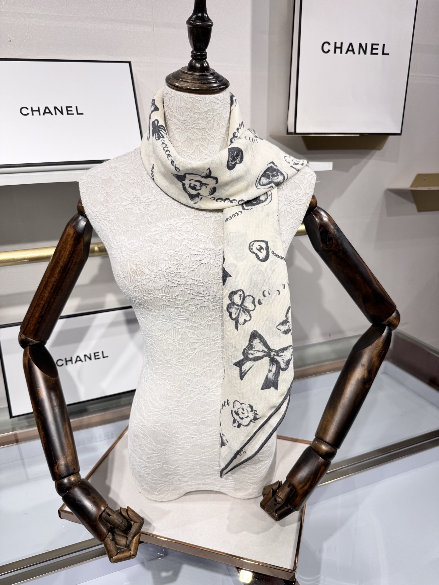 💟Chanel ~25秋冬新品～【爱心珍珠四叶草】【90双面丝绒披肩】手工卷边丝绒方巾（30%桑蚕丝70