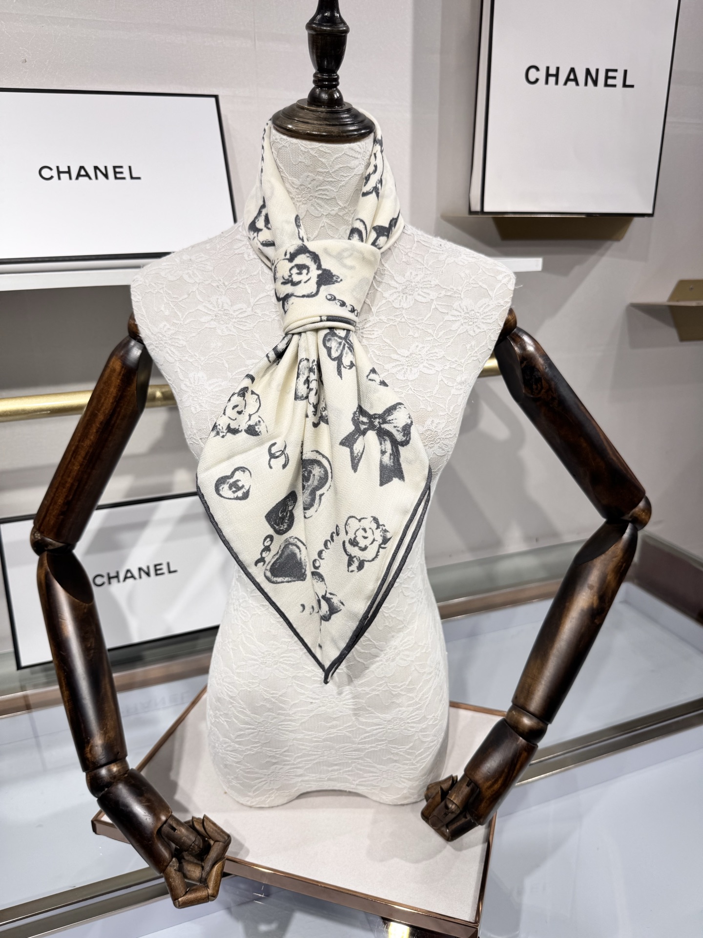 💟Chanel ~25秋冬新品～【爱心珍珠四叶草】【90双面丝绒披肩】手工卷边丝绒方巾（30%桑蚕丝70