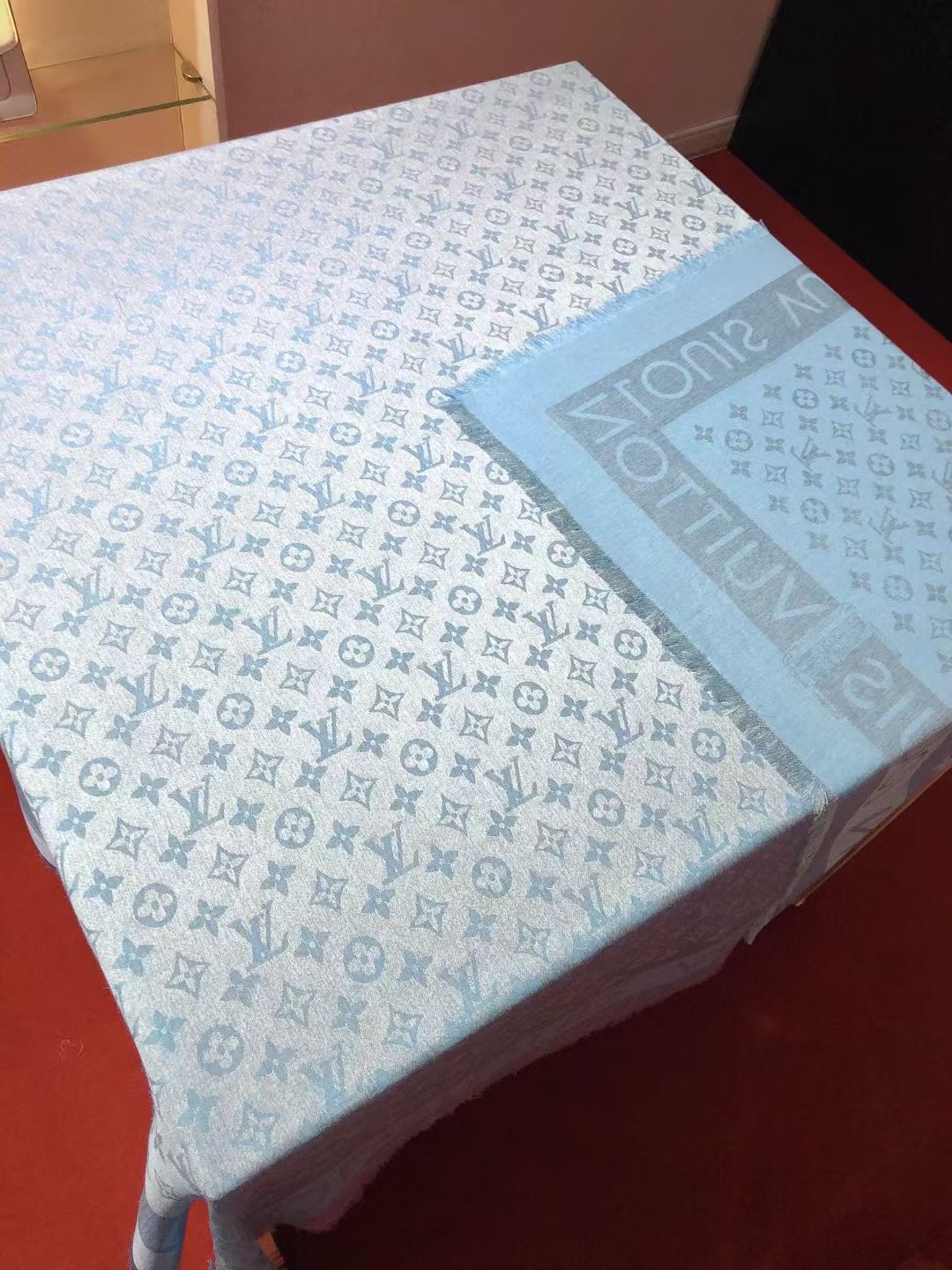 💟原单LV【LOCK AND GO DENIM】大披肩，披肩将传统元素与丹宁材质的摩登韵味巧妙相融，可为