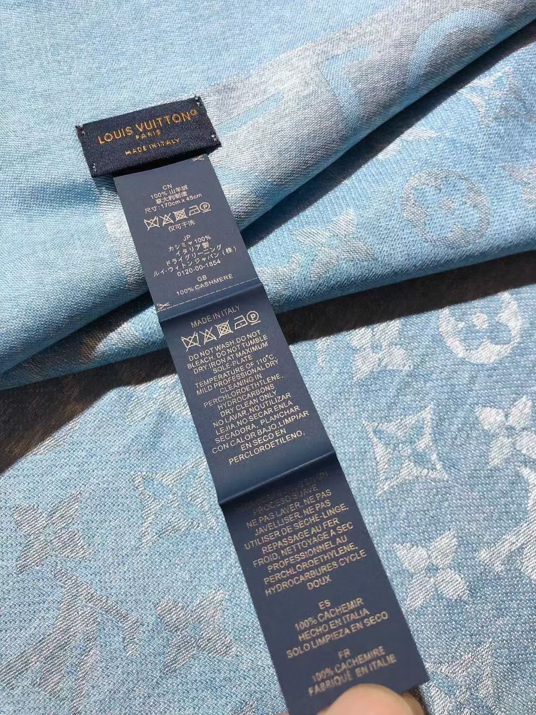 💟原单LV【LOCK AND GO DENIM】大披肩，披肩将传统元素与丹宁材质的摩登韵味巧妙相融，可为