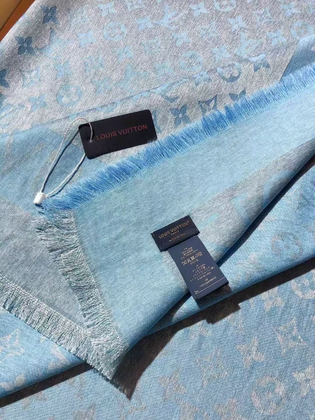 💟原单LV【LOCK AND GO DENIM】大披肩，披肩将传统元素与丹宁材质的摩登韵味巧妙相融，可为