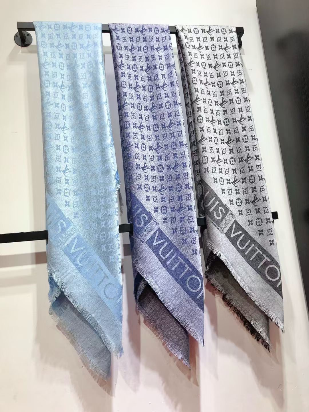 💟原单LV【LOCK AND GO DENIM】大披肩，披肩将传统元素与丹宁材质的摩登韵味巧妙相融，可为