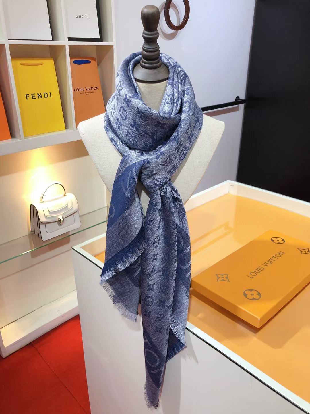 💟原单LV【LOCK AND GO DENIM】大披肩，披肩将传统元素与丹宁材质的摩登韵味巧妙相融，可为