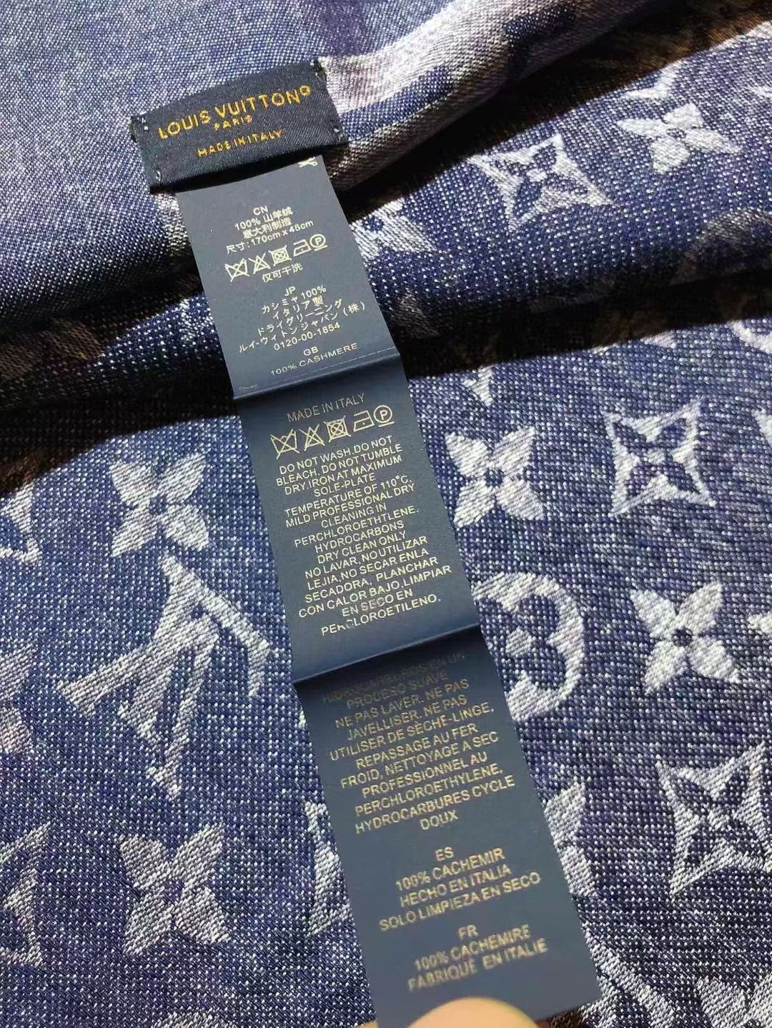 💟原单LV【LOCK AND GO DENIM】大披肩，披肩将传统元素与丹宁材质的摩登韵味巧妙相融，可为