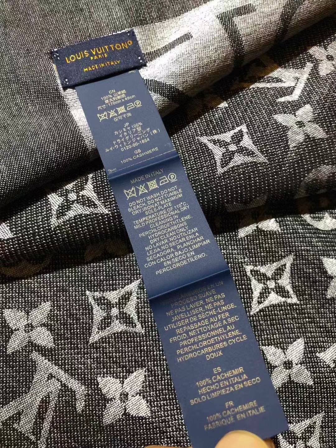 💟原单LV【LOCK AND GO DENIM】大披肩，披肩将传统元素与丹宁材质的摩登韵味巧妙相融，可为