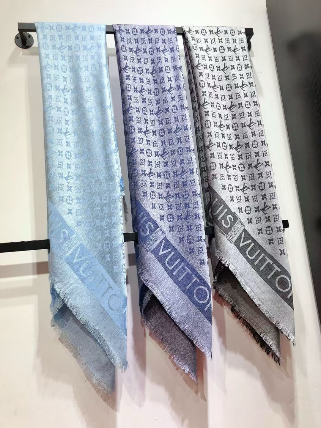 💟原单LV【LOCK AND GO DENIM】大披肩，披肩将传统元素与丹宁材质的摩登韵味巧妙相融，可为