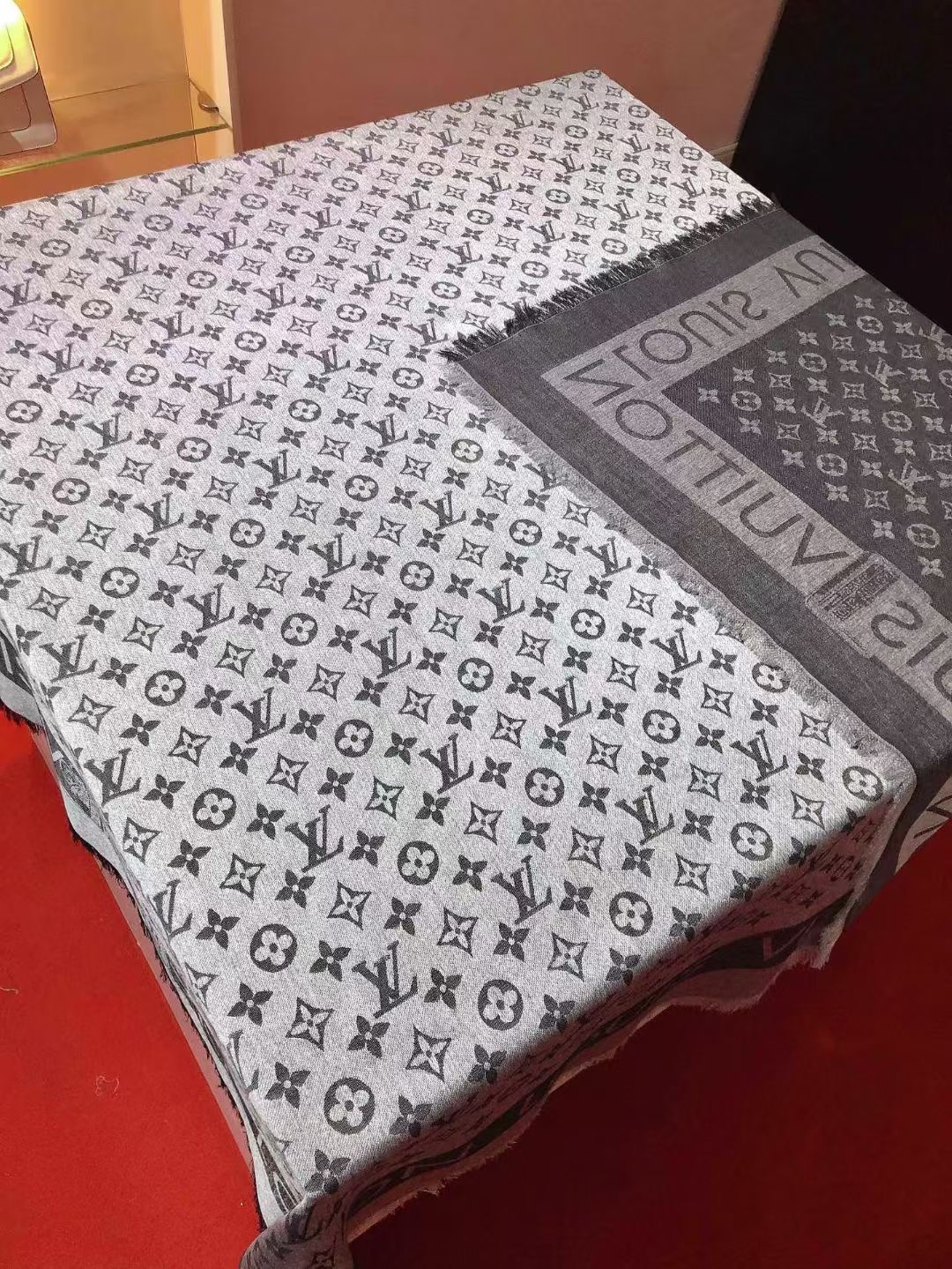 💟原单LV【LOCK AND GO DENIM】大披肩，披肩将传统元素与丹宁材质的摩登韵味巧妙相融，可为