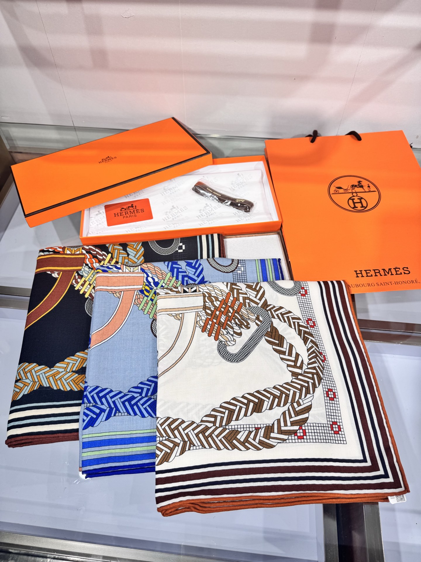💟“编织鞍带”140方巾～Hermes 手工卷边丝绒方巾（30%桑蚕丝70%羊绒）这款爱马仕的经典单品展