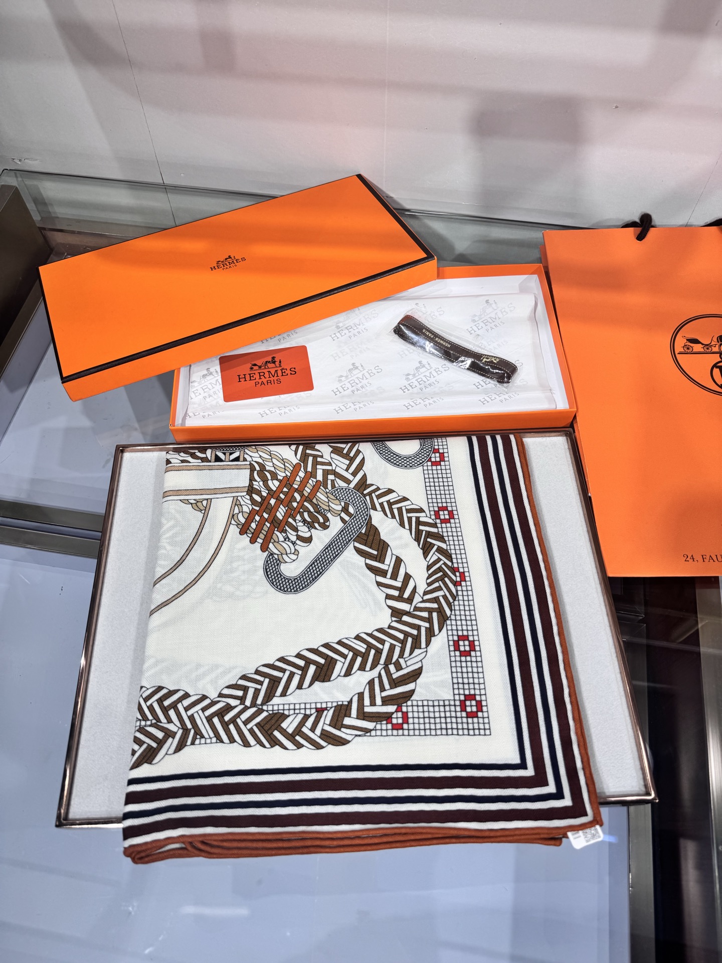 💟“编织鞍带”140方巾～Hermes 手工卷边丝绒方巾（30%桑蚕丝70%羊绒）这款爱马仕的经典单品展