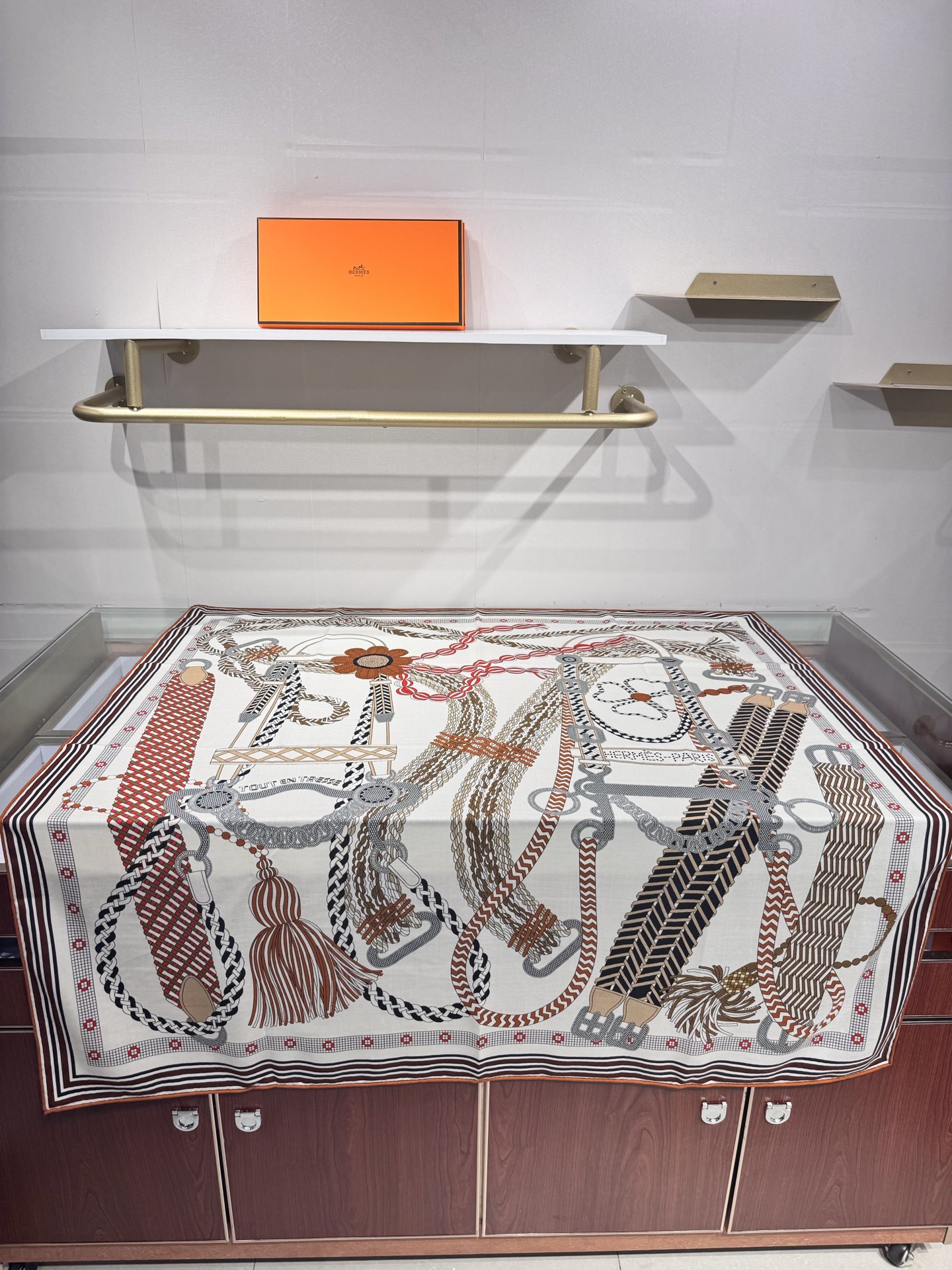 💟“编织鞍带”140方巾～Hermes 手工卷边丝绒方巾（30%桑蚕丝70%羊绒）这款爱马仕的经典单品展