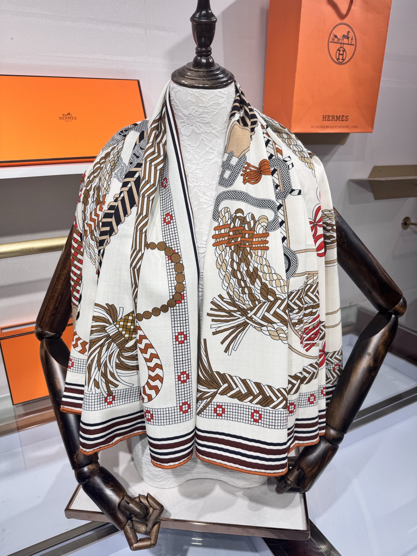 💟“编织鞍带”140方巾～Hermes 手工卷边丝绒方巾（30%桑蚕丝70%羊绒）这款爱马仕的经典单品展