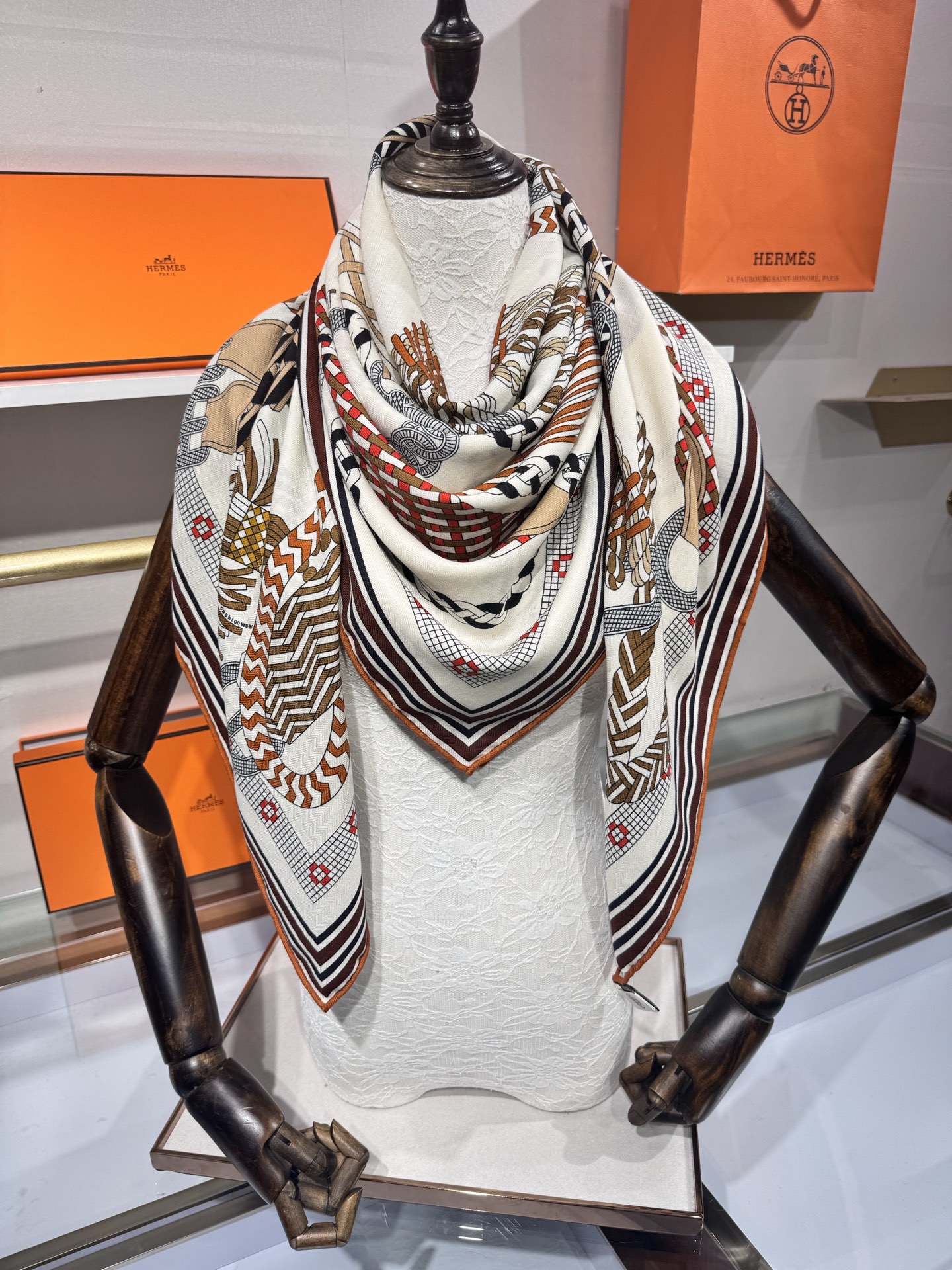 💟“编织鞍带”140方巾～Hermes 手工卷边丝绒方巾（30%桑蚕丝70%羊绒）这款爱马仕的经典单品展