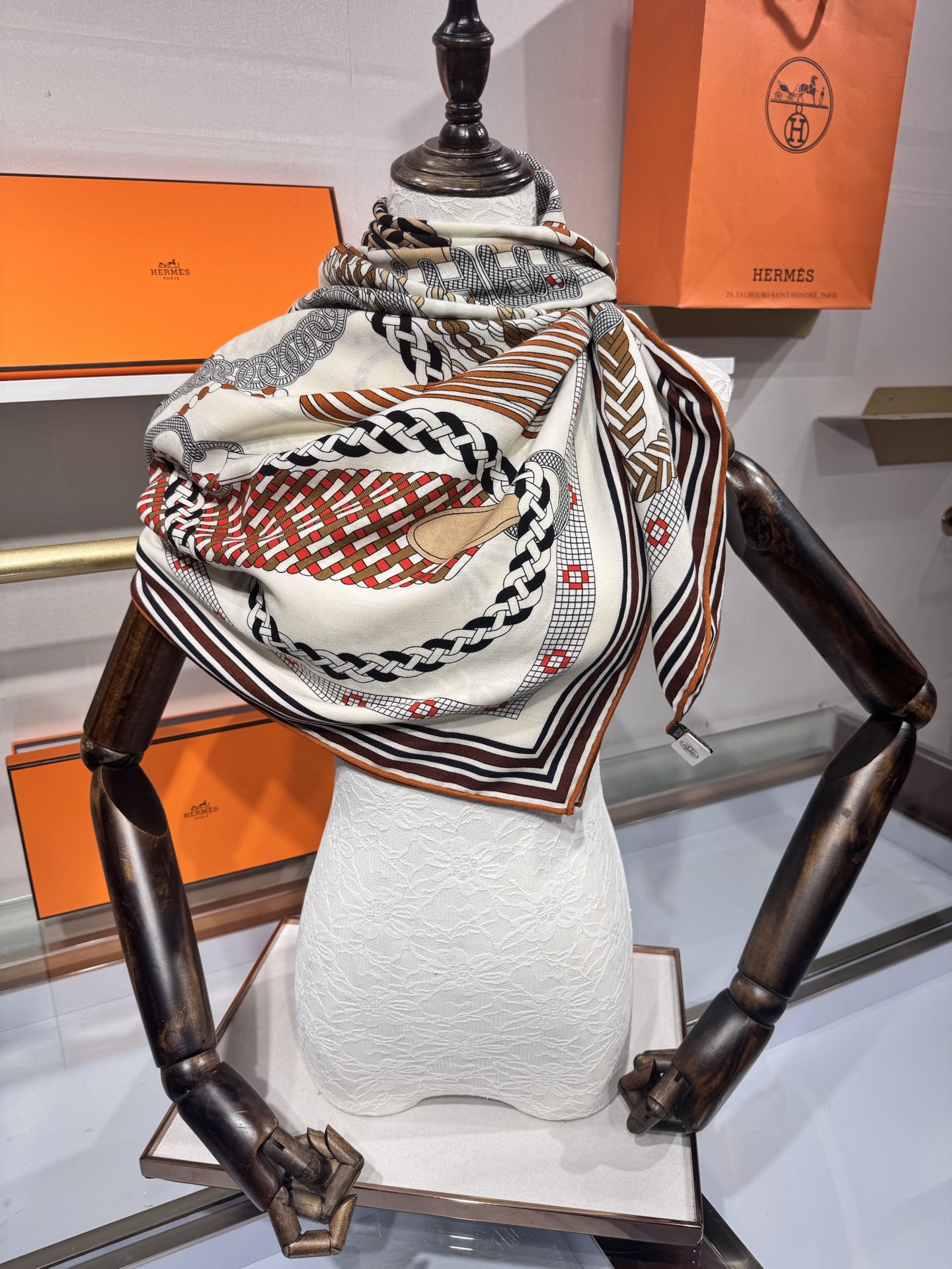 💟“编织鞍带”140方巾～Hermes 手工卷边丝绒方巾（30%桑蚕丝70%羊绒）这款爱马仕的经典单品展