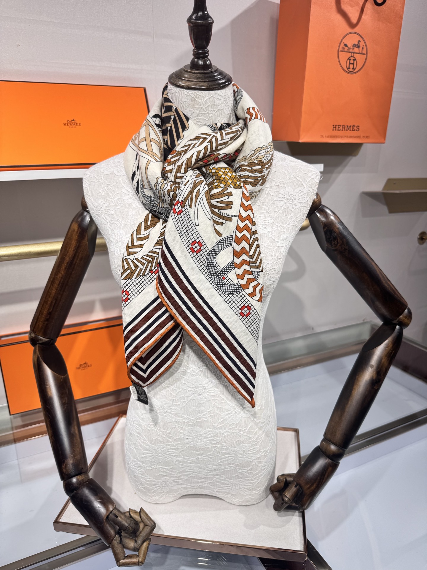 💟“编织鞍带”140方巾～Hermes 手工卷边丝绒方巾（30%桑蚕丝70%羊绒）这款爱马仕的经典单品展