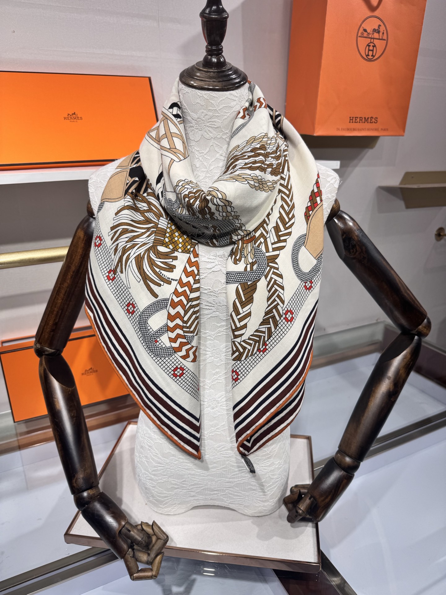 💟“编织鞍带”140方巾～Hermes 手工卷边丝绒方巾（30%桑蚕丝70%羊绒）这款爱马仕的经典单品展