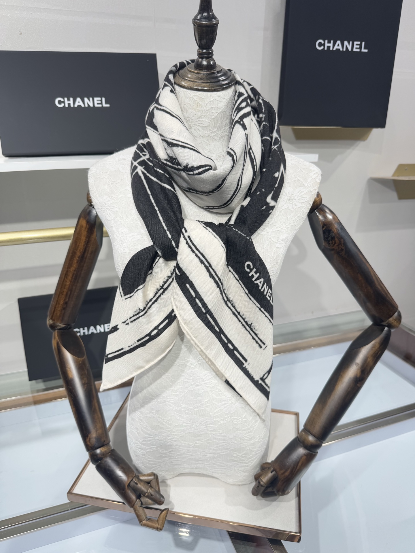 💟2025年 丝绒方巾高定 上新💞香奶奶140x140丝绒，线条设计非常好看搭配任何颜色衣服都可以驾驭各