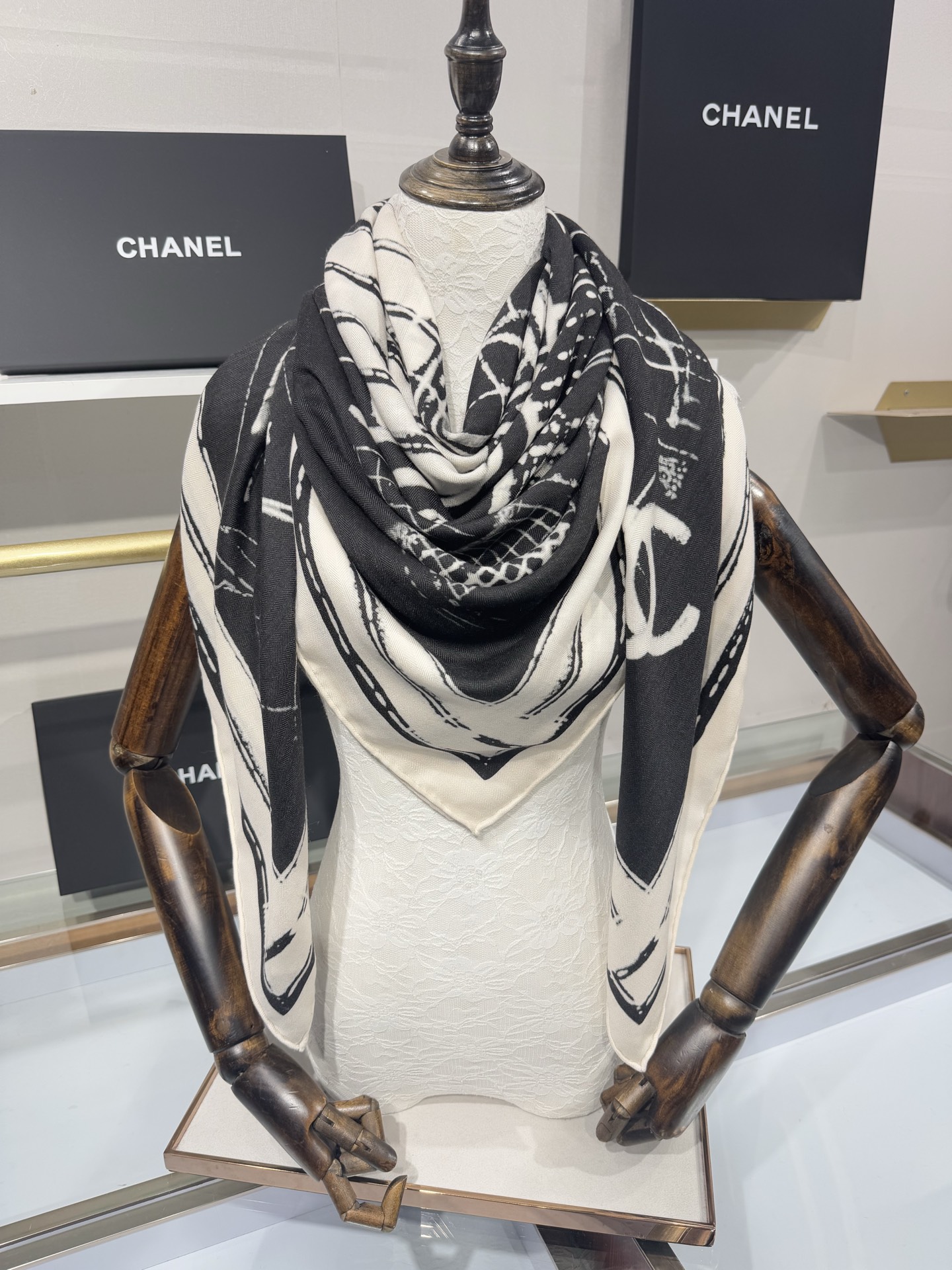 💟2025年 丝绒方巾高定 上新💞香奶奶140x140丝绒，线条设计非常好看搭配任何颜色衣服都可以驾驭各