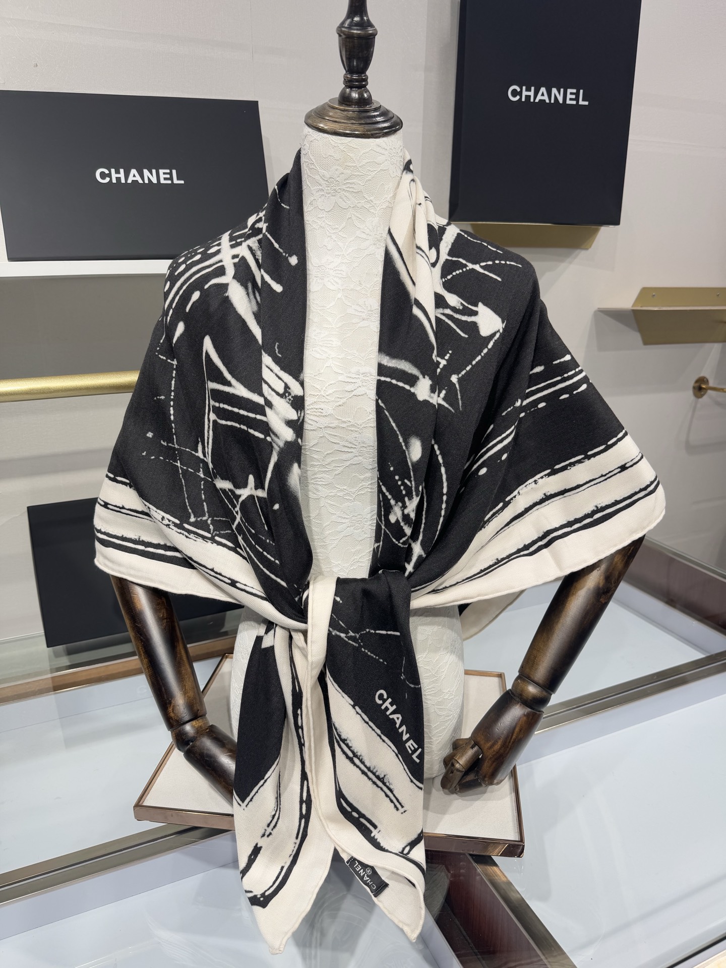 💟2025年 丝绒方巾高定 上新💞香奶奶140x140丝绒，线条设计非常好看搭配任何颜色衣服都可以驾驭各