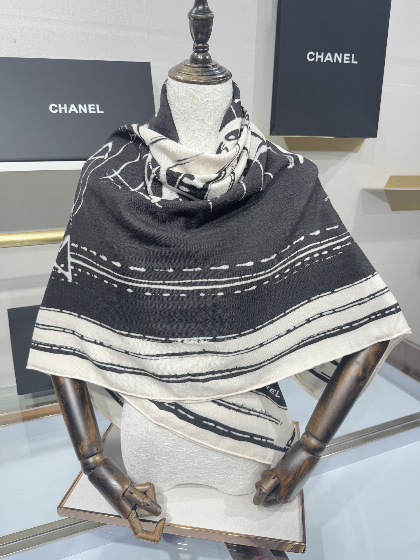 💟2025年 丝绒方巾高定 上新💞香奶奶140x140丝绒，线条设计非常好看搭配任何颜色衣服都可以驾驭各