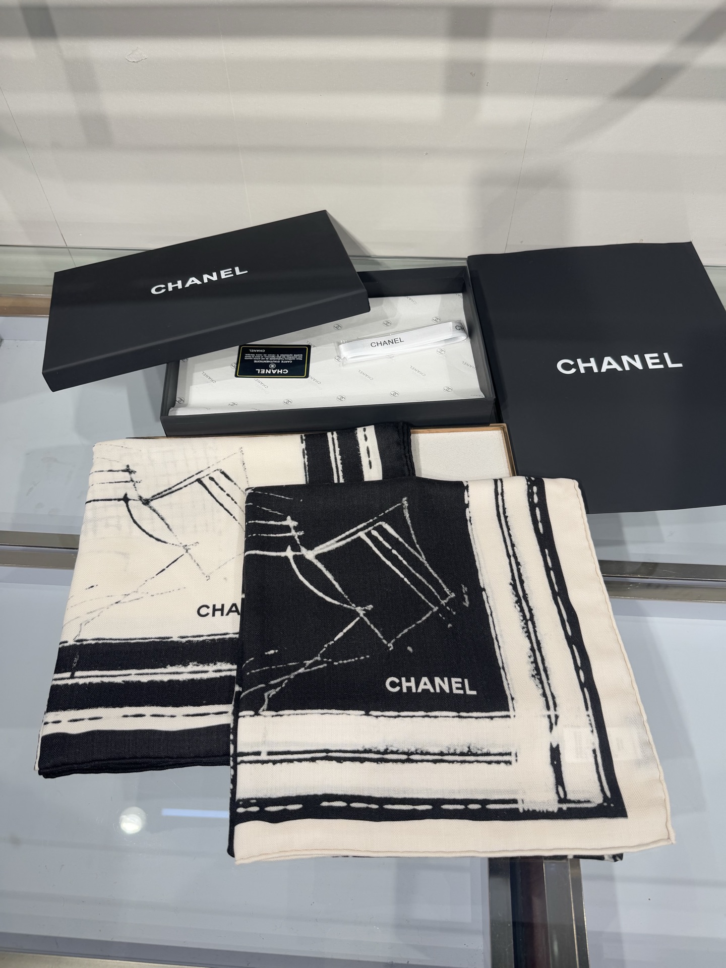 💟2025年 丝绒方巾高定 上新💞香奶奶140x140丝绒，线条设计非常好看搭配任何颜色衣服都可以驾驭各