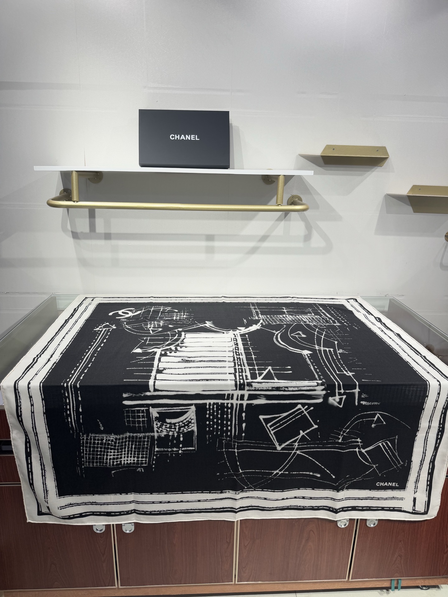 💟2025年 丝绒方巾高定 上新💞香奶奶140x140丝绒，线条设计非常好看搭配任何颜色衣服都可以驾驭各