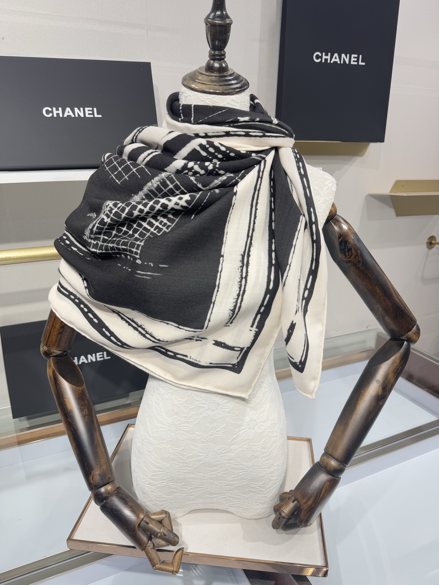 💟2025年 丝绒方巾高定 上新💞香奶奶140x140丝绒，线条设计非常好看搭配任何颜色衣服都可以驾驭各