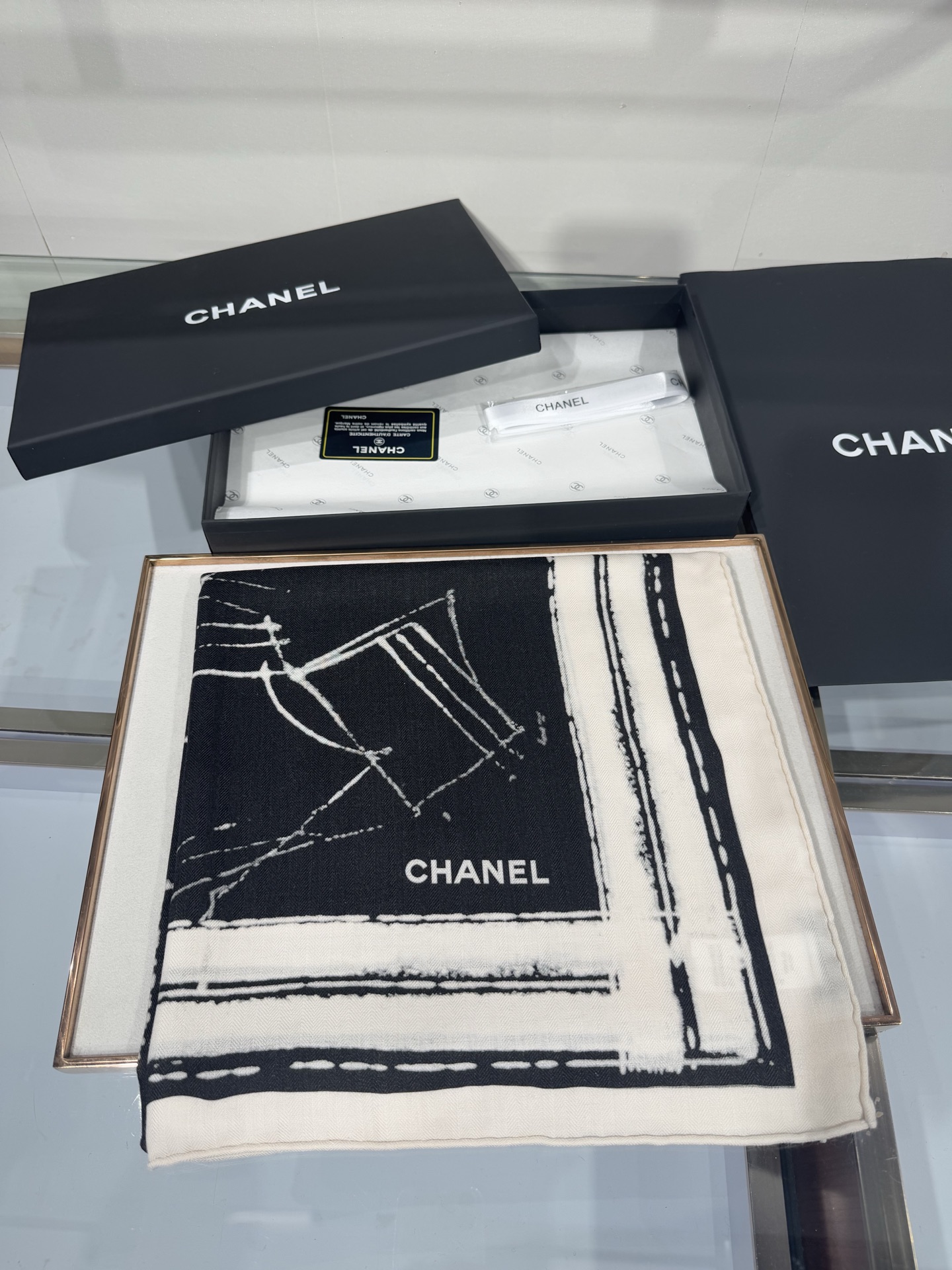 💟2025年 丝绒方巾高定 上新💞香奶奶140x140丝绒，线条设计非常好看搭配任何颜色衣服都可以驾驭各