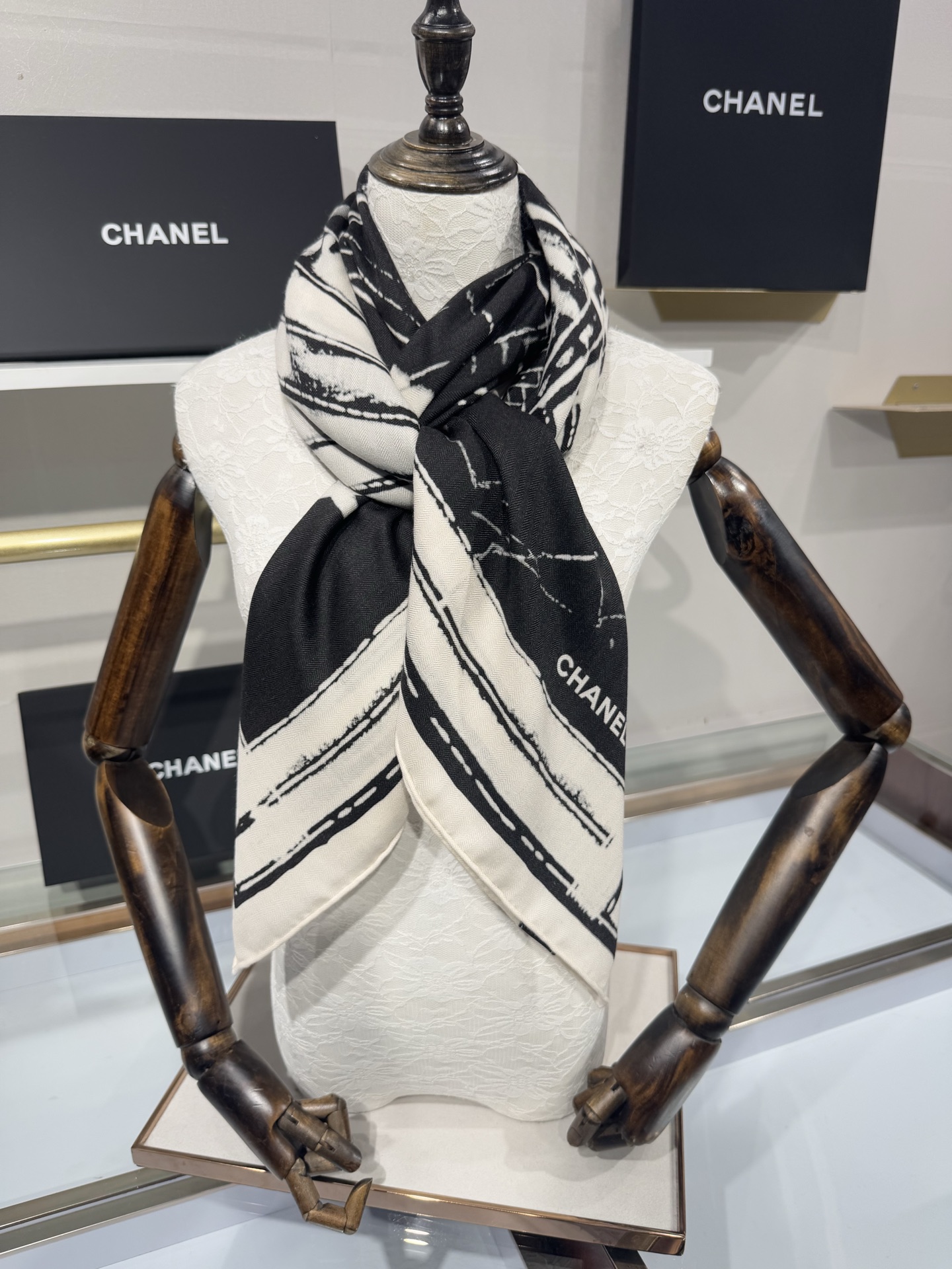 💟2025年 丝绒方巾高定 上新💞香奶奶140x140丝绒，线条设计非常好看搭配任何颜色衣服都可以驾驭各