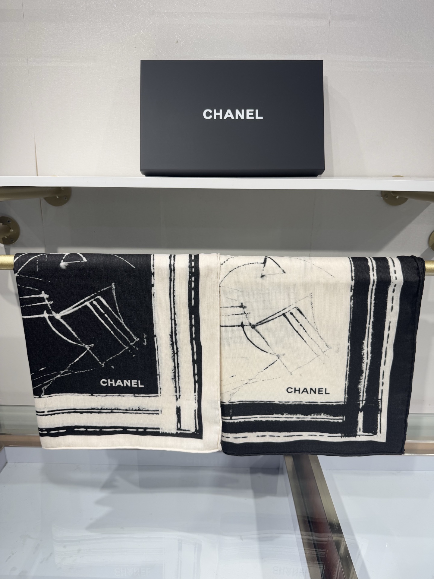 💟2025年 丝绒方巾高定 上新💞香奶奶140x140丝绒，线条设计非常好看搭配任何颜色衣服都可以驾驭各