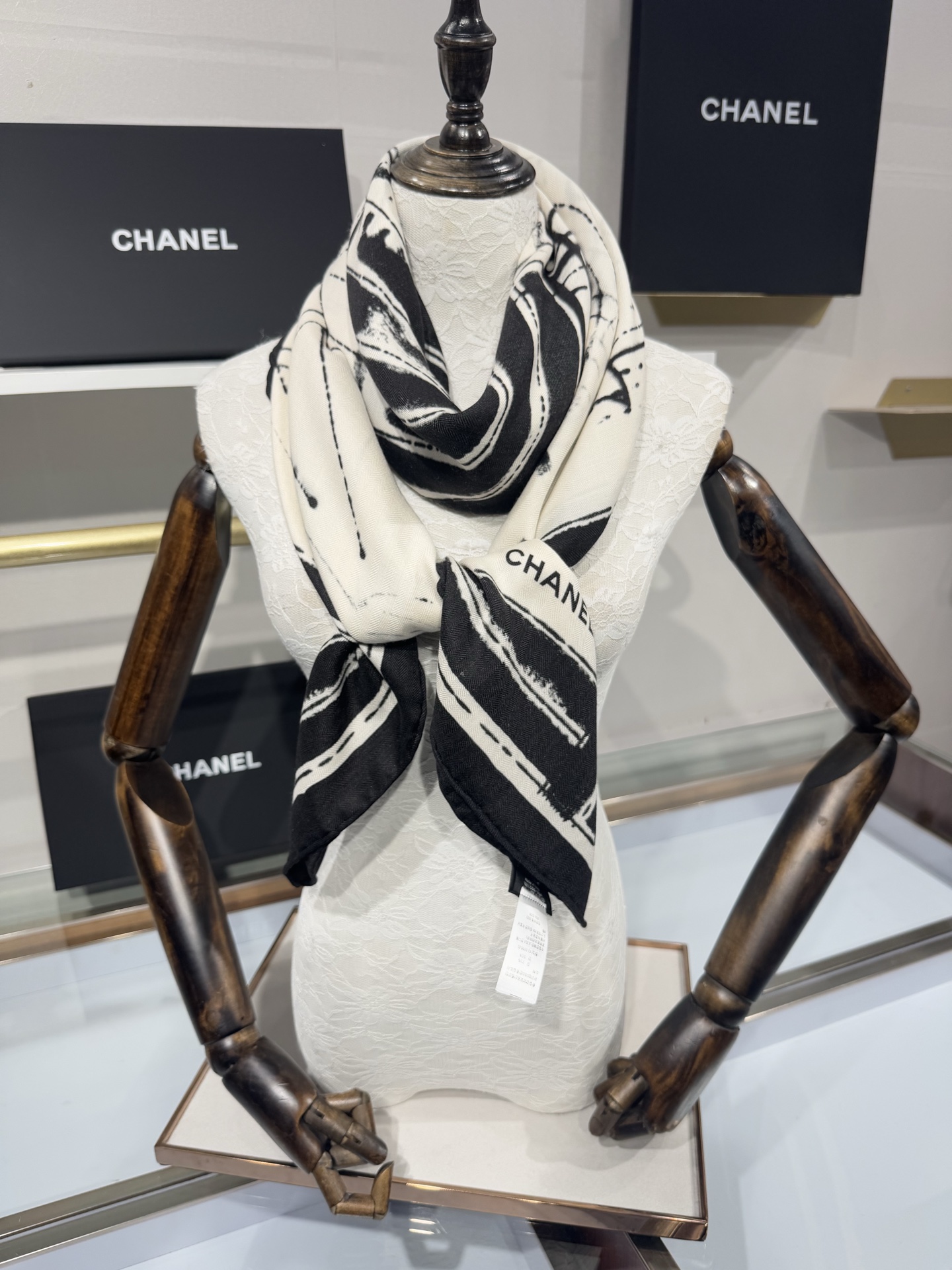 💟2025年 丝绒方巾高定 上新💞香奶奶140x140丝绒，线条设计非常好看搭配任何颜色衣服都可以驾驭各