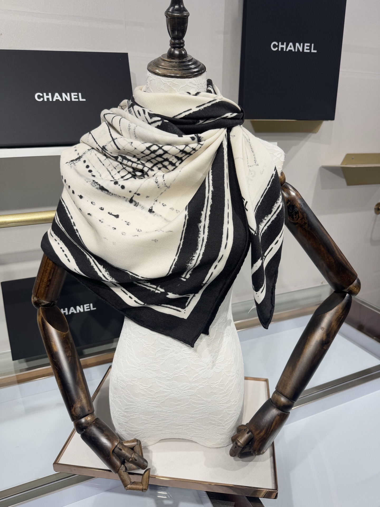 💟2025年 丝绒方巾高定 上新💞香奶奶140x140丝绒，线条设计非常好看搭配任何颜色衣服都可以驾驭各