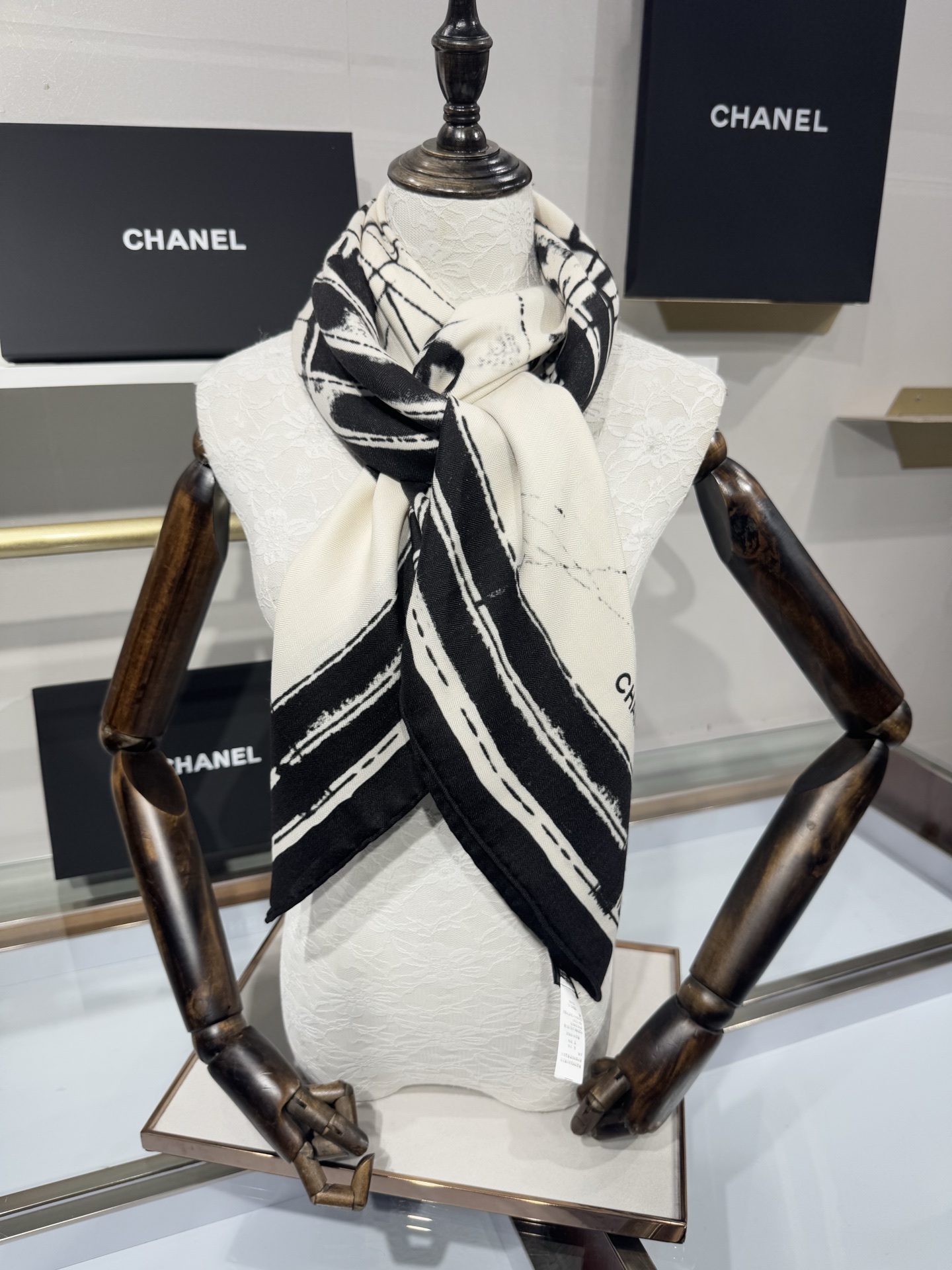 💟2025年 丝绒方巾高定 上新💞香奶奶140x140丝绒，线条设计非常好看搭配任何颜色衣服都可以驾驭各