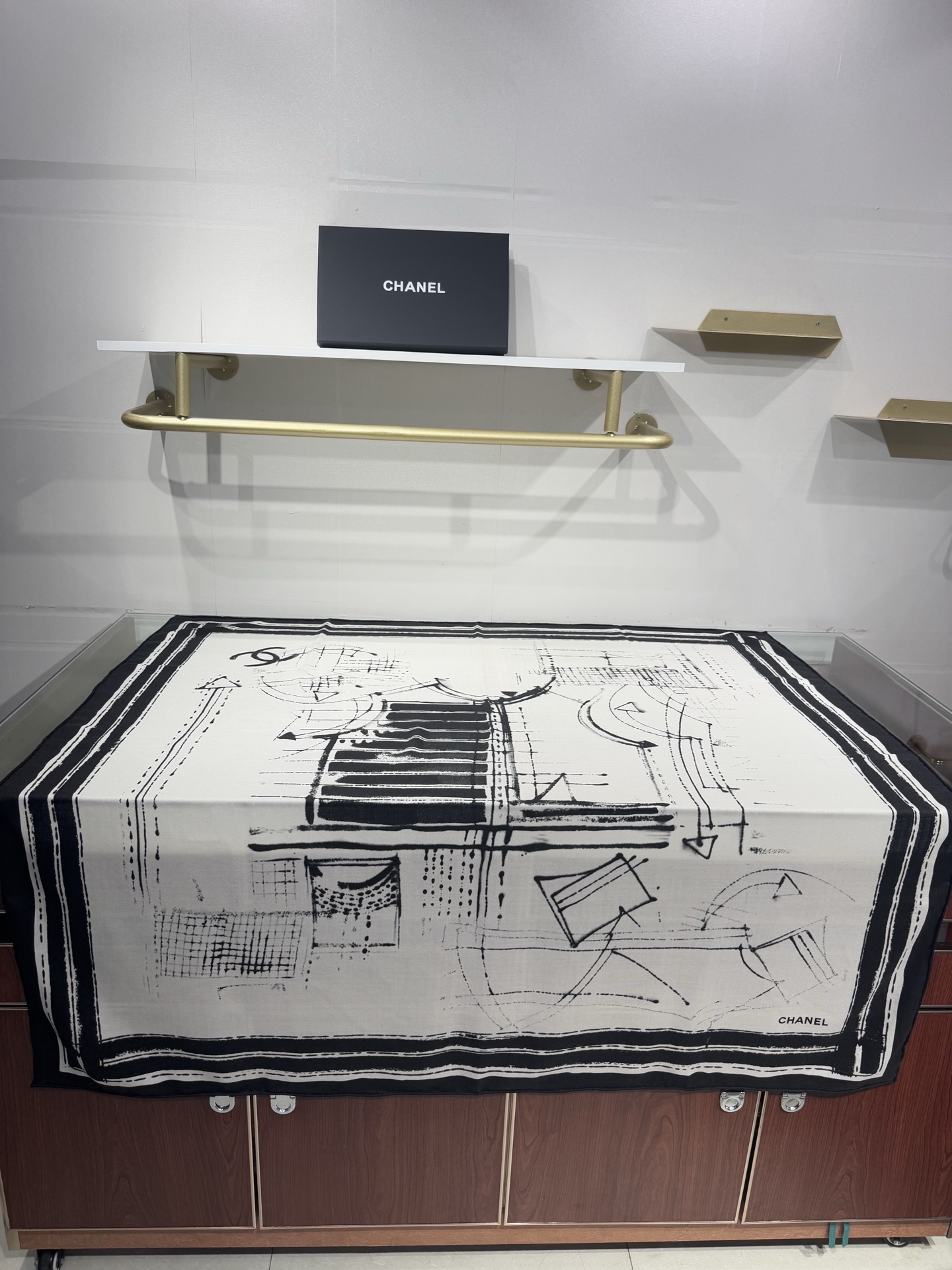 💟2025年 丝绒方巾高定 上新💞香奶奶140x140丝绒，线条设计非常好看搭配任何颜色衣服都可以驾驭各